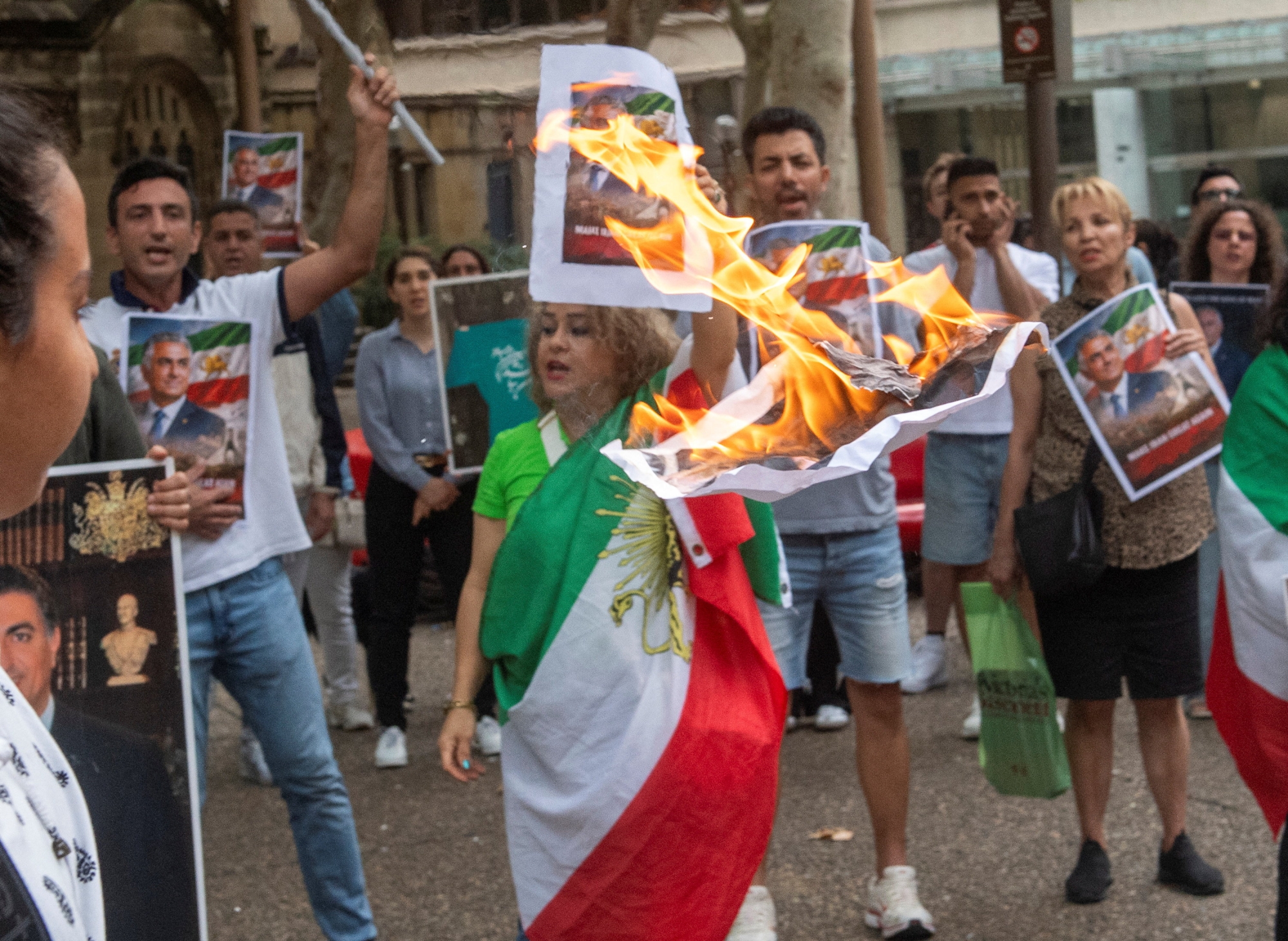 طهران تلوّح بضرب القواعد الأمريكية.. ونصائح بإخلاء «العديد»