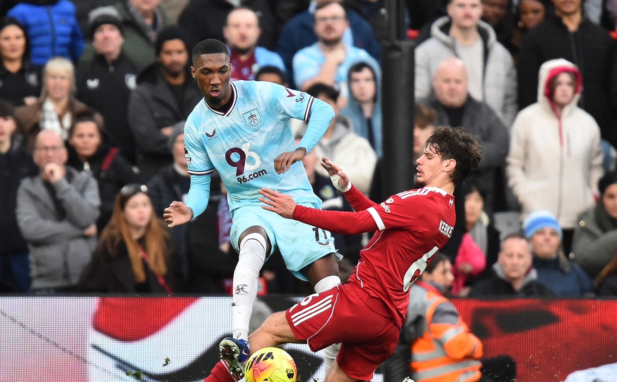 ليفربول يتعثر مجدداً بتعادله مع بيرنلي في الدوري