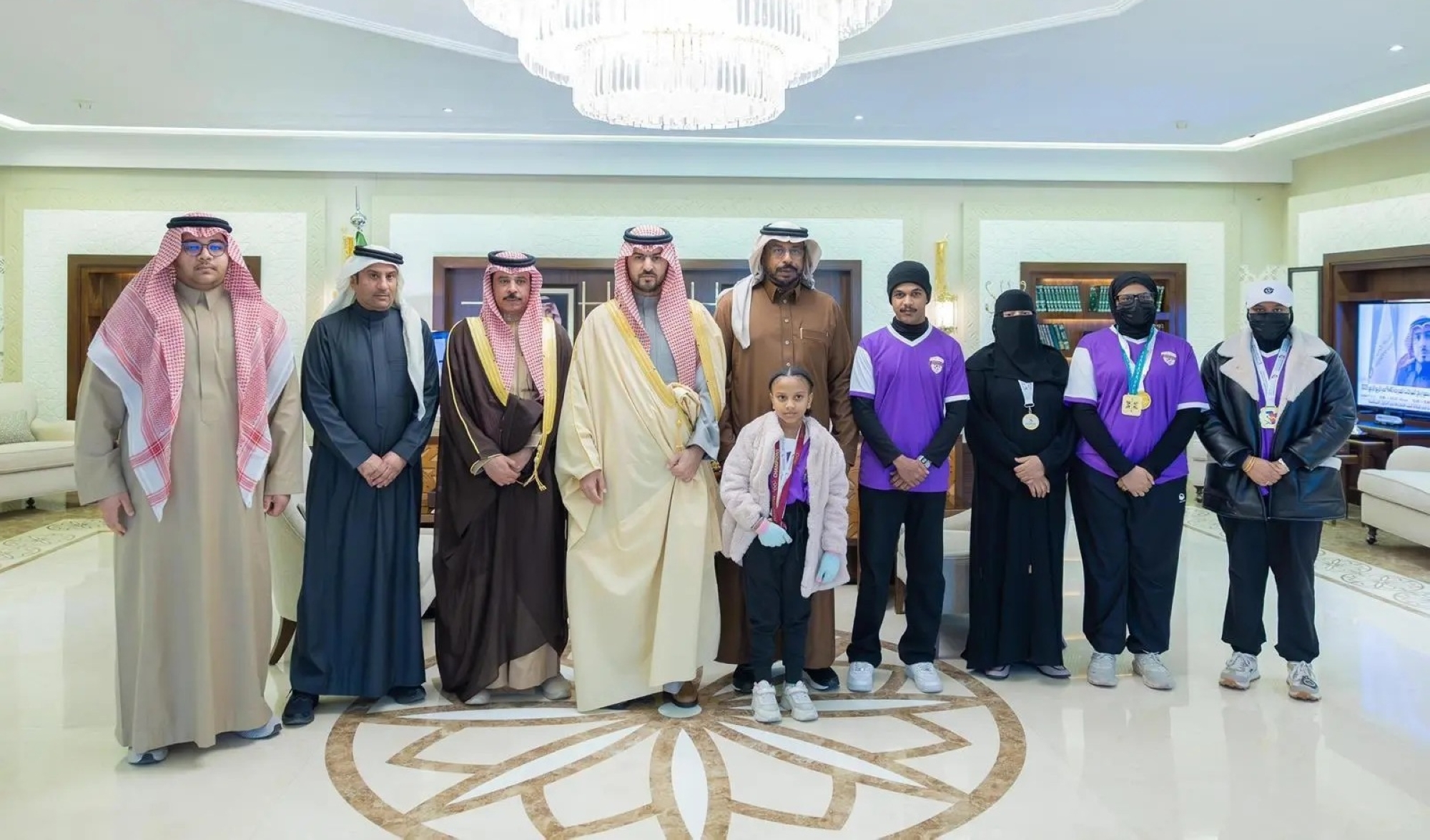 نائب أمير المنطقة الشرقية يُشيد بإنجازات لاعبي "نادي قرية العليا"
