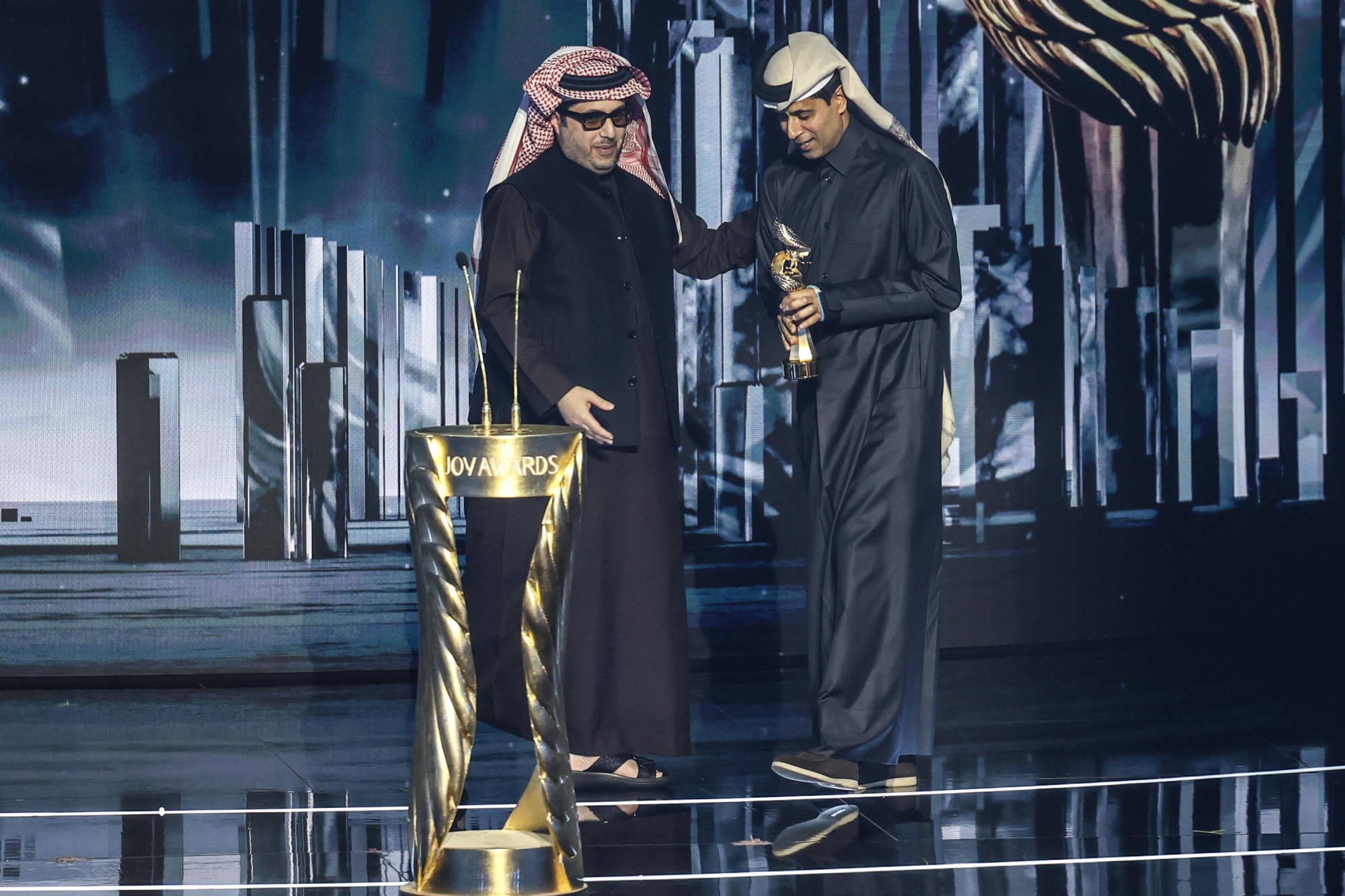 تركي آل الشيخ يكرّم ناصر الخليفي بجائزة صُنّاع الترفيه الماسية في حفل JOY AWARD