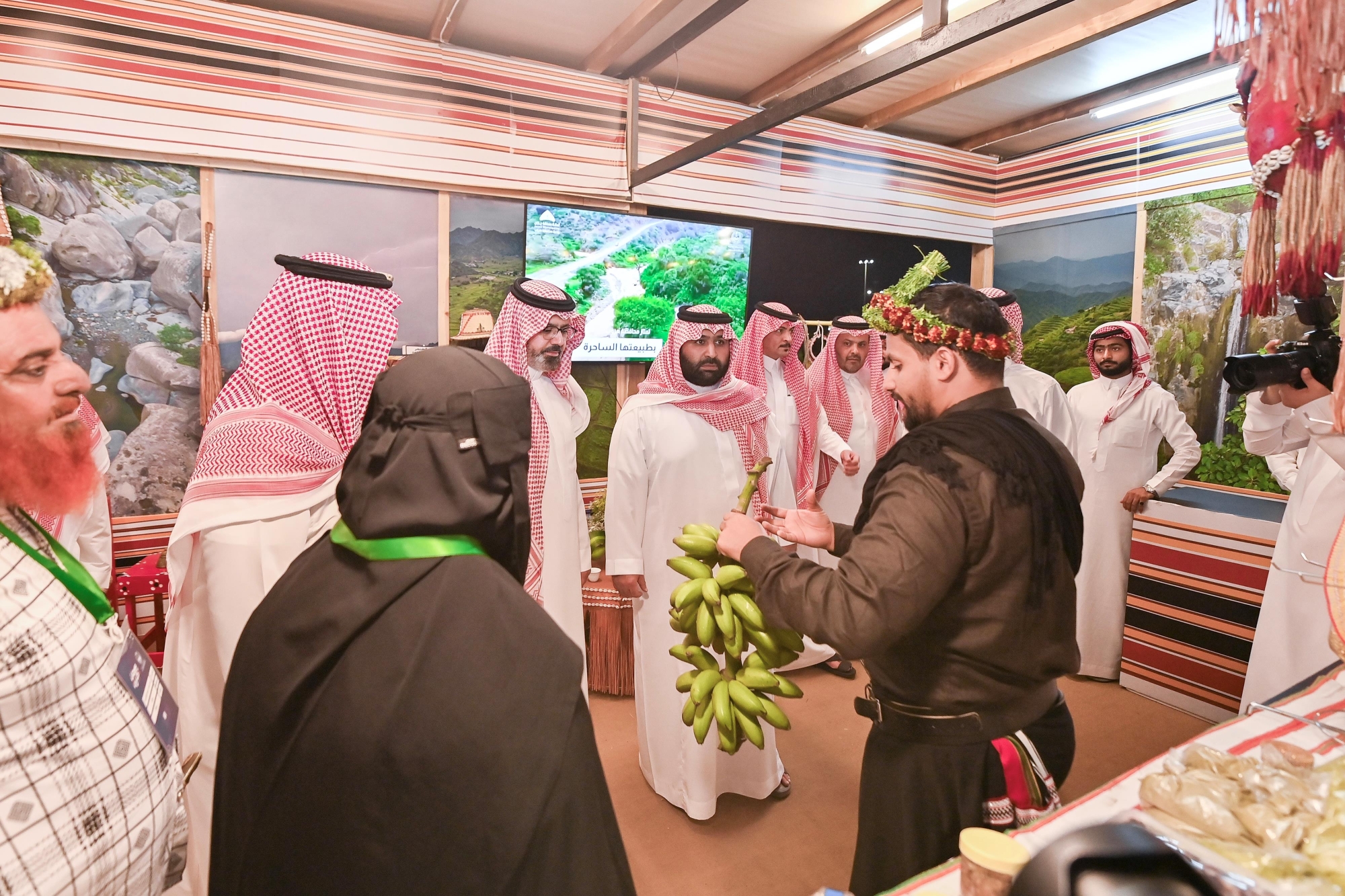 الأمير محمد بن عبدالعزيز يقف على أجنحة "هذه جازان"