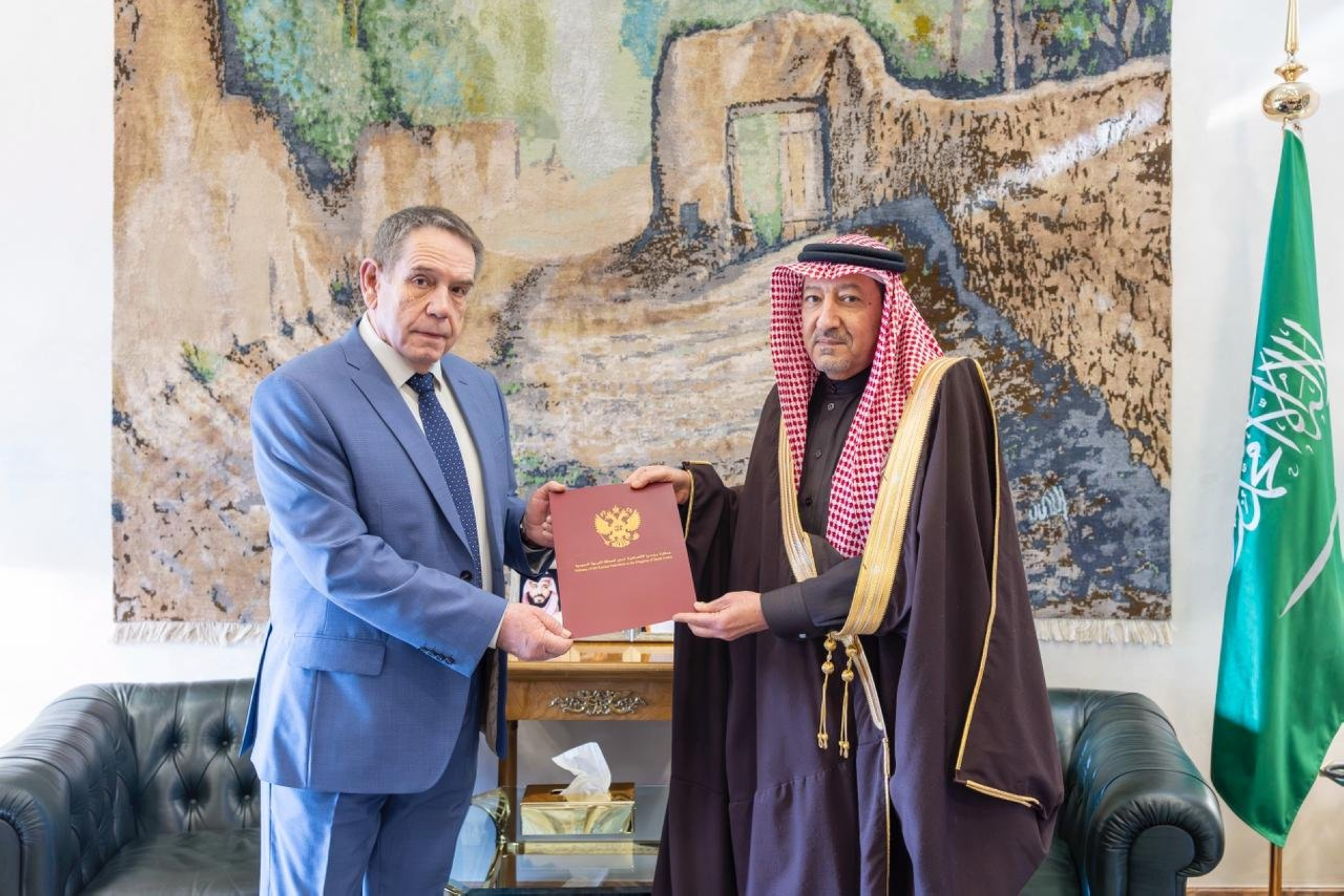 وزير الخارجية يتلقى رسالة خطية من نظيره الروسي