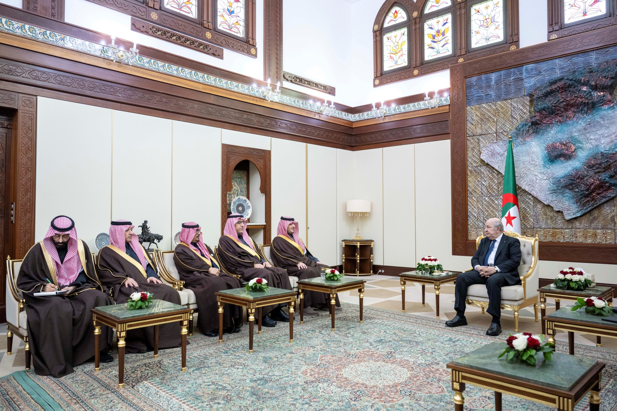 وزير الداخلية يبحث تعزيز التعاون الأمني مع الجزائر