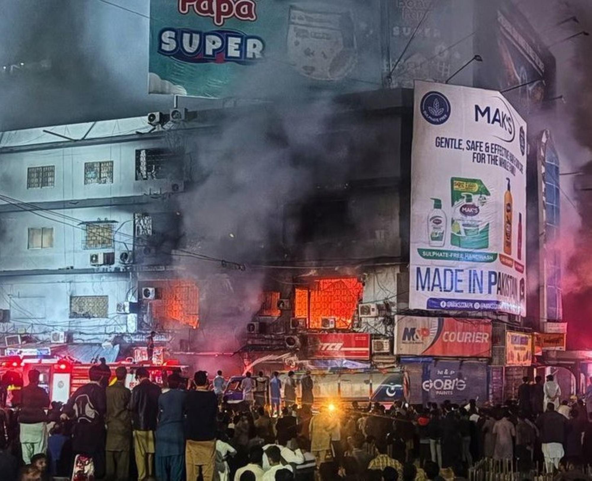 مصرع وفقدان 84 شخصاً في حريق بمول باكستاني