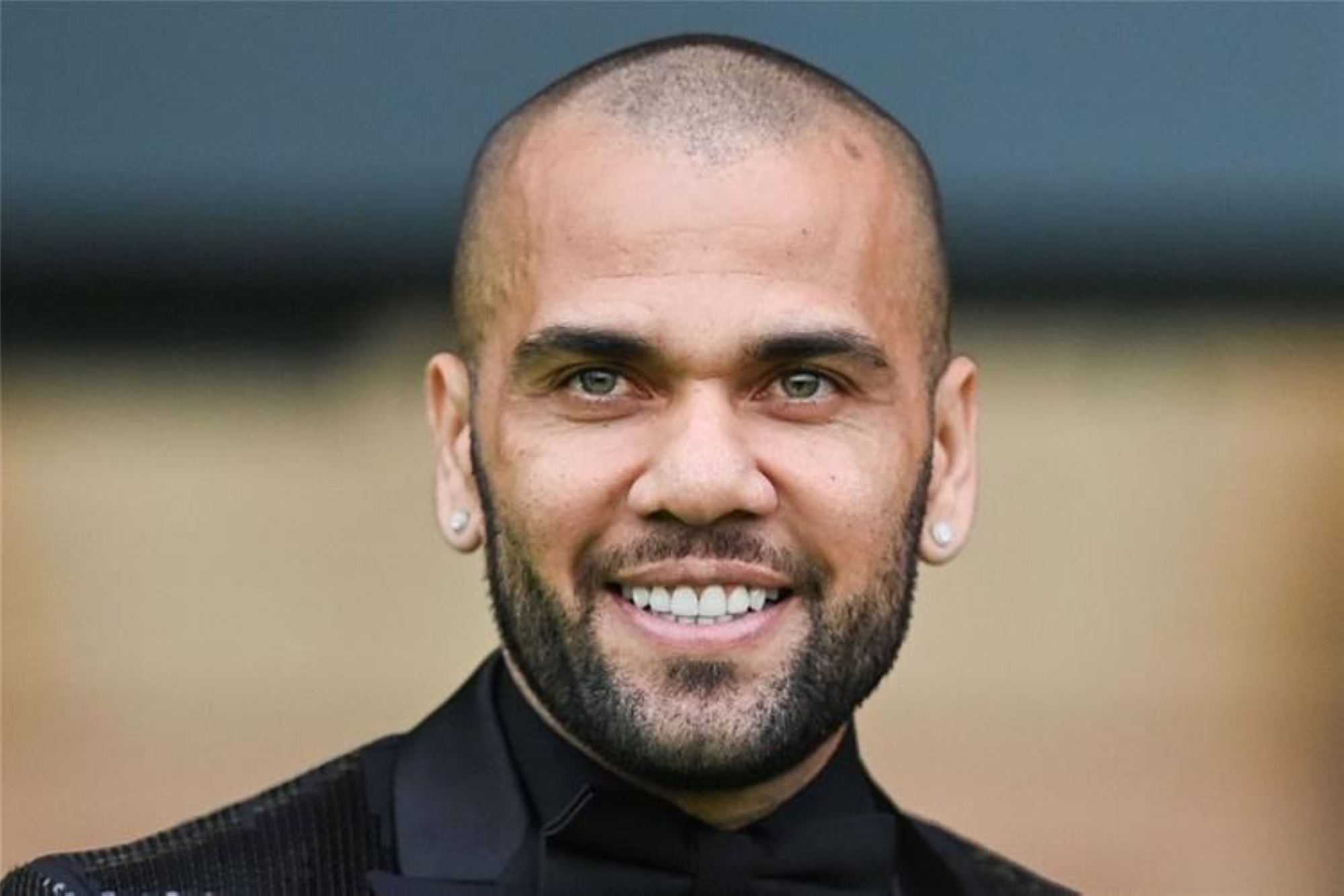 داني ألفيس يقترب من العودة إلى الملاعب مع النادي الذي يملكه