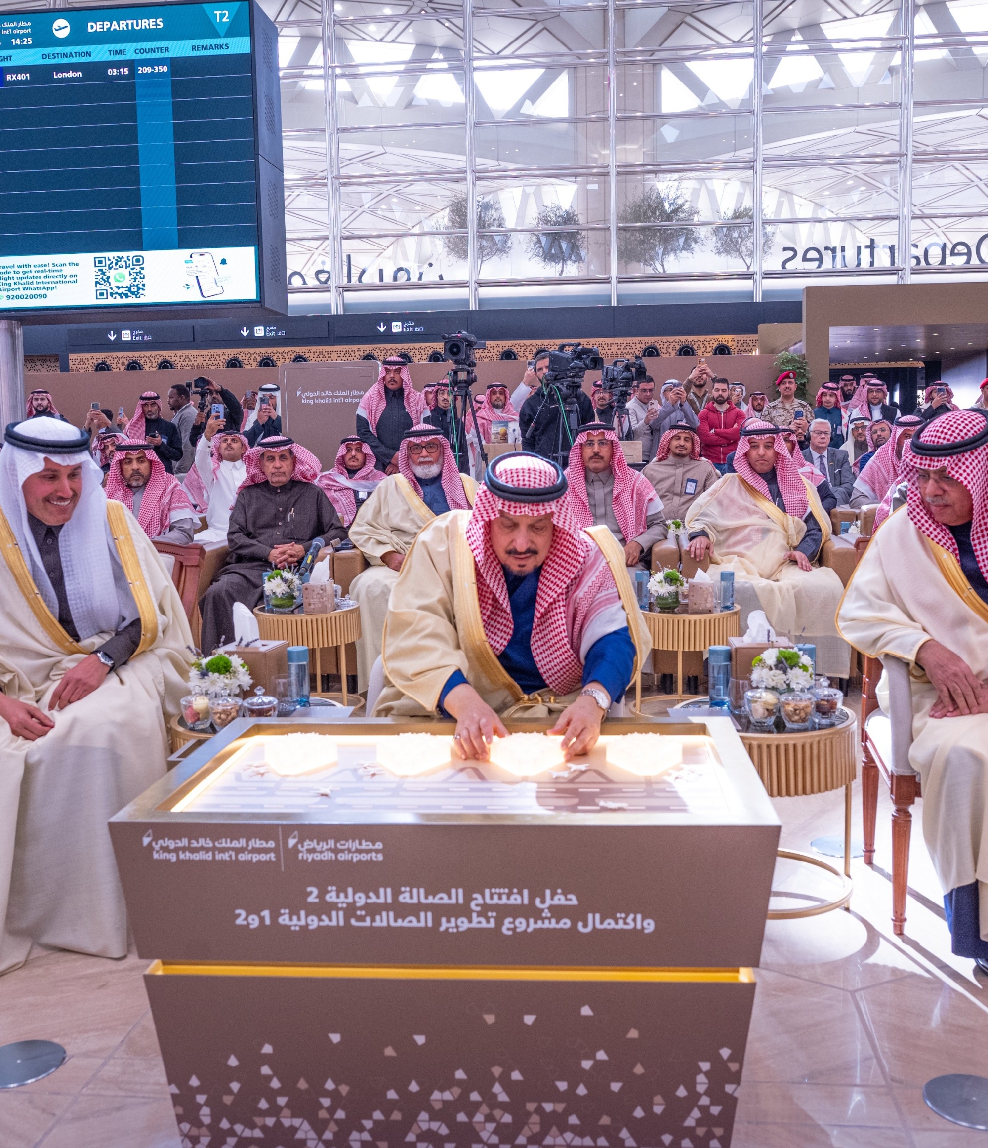 أمير الرياض يفتتح الصالة 2 بمطار الملك خالد