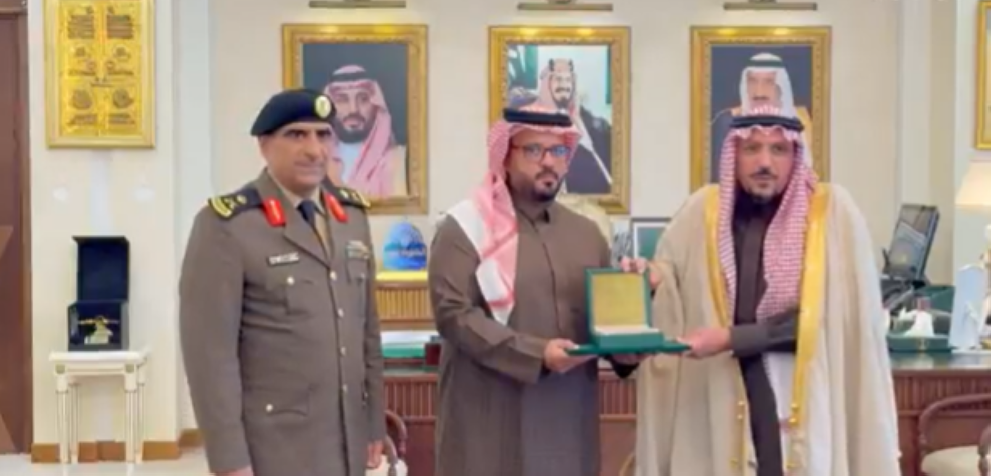 أمير القصيم⁩ يكرّم مواطنًا ورجلَ أمن لمساعدتهما فتاة تعرّضت لحادث