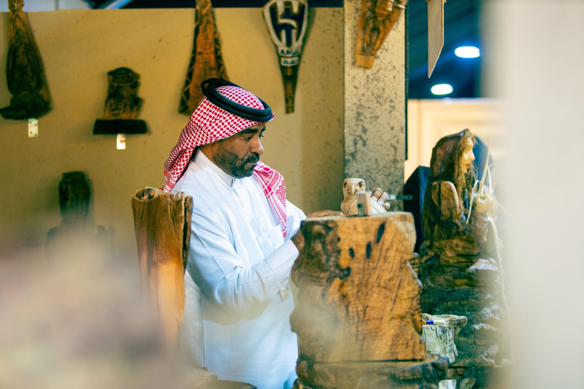 جذوع النخيل تتحول لمجسمات بديعة في مهرجان الصقور