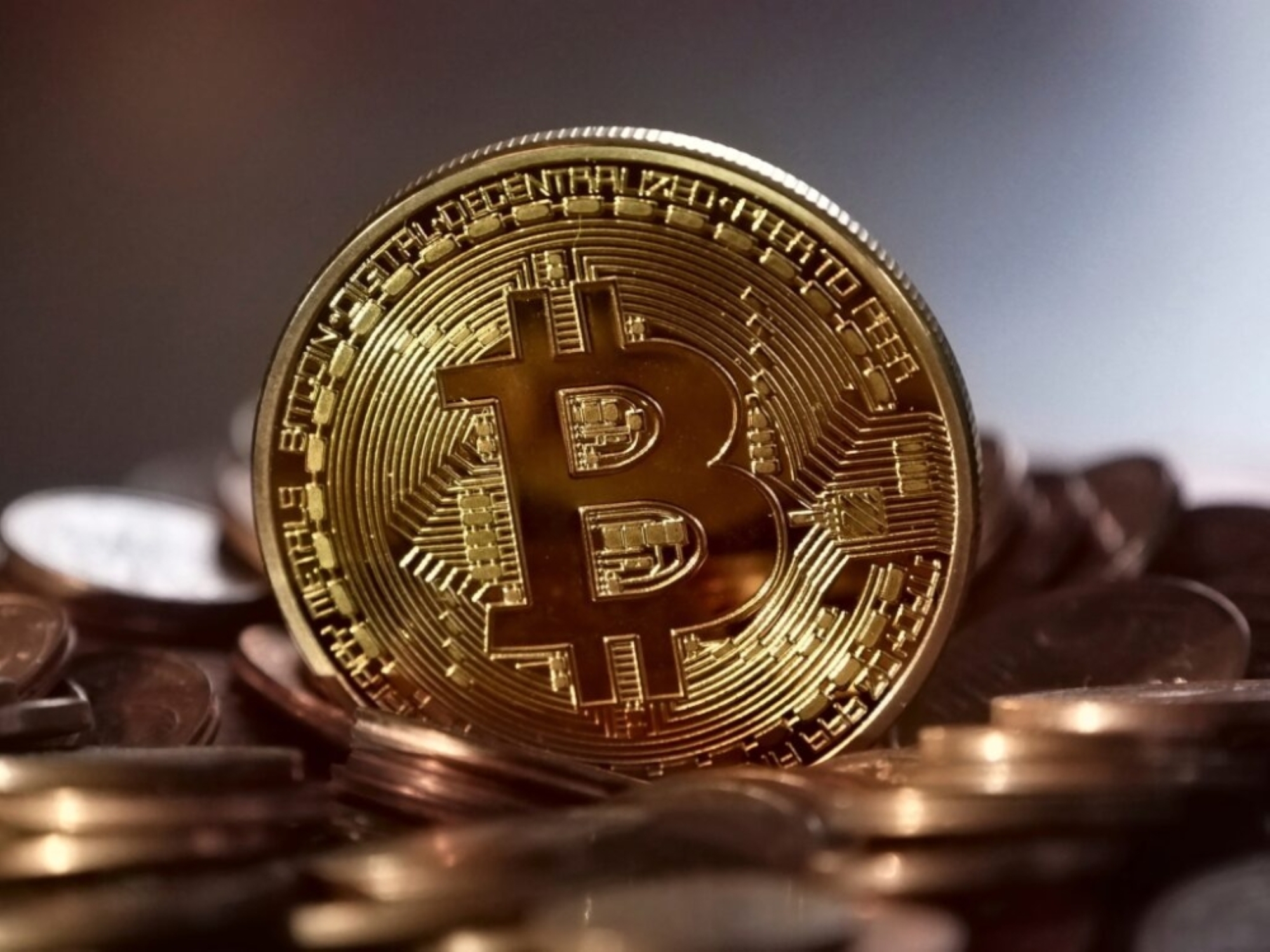بتكوين تهبط إلى ما دون 80 ألف دولار