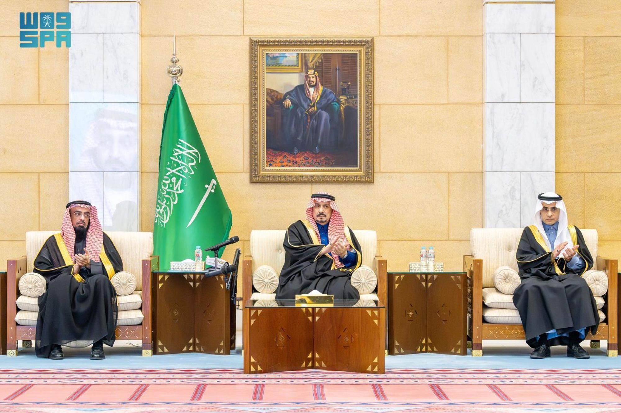 أمير الرياض يُسلِّم الوحدات السكنية للمستفيدين من تبرع ولي العهد