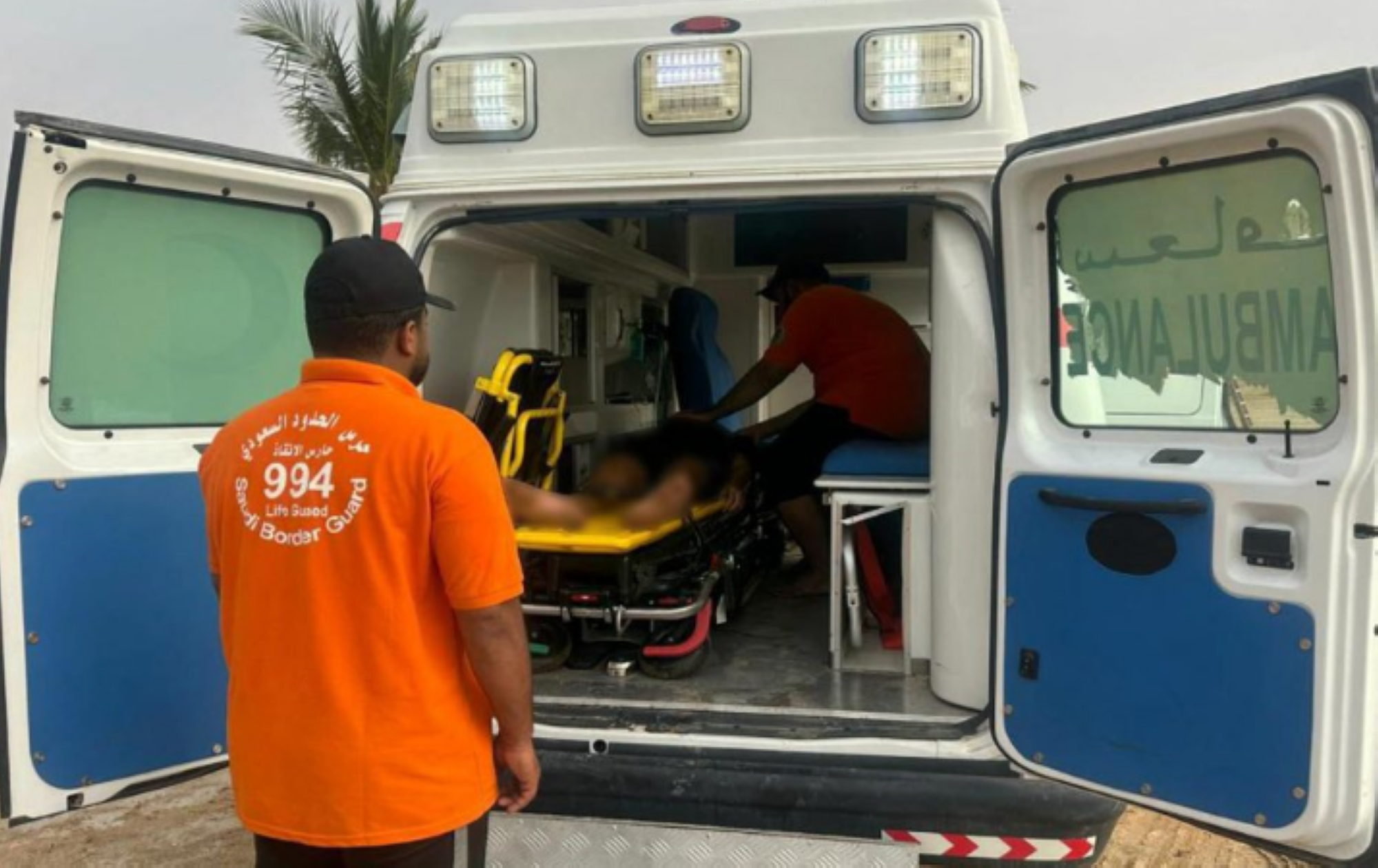 إنقاذ مواطن من الغرق في ينبع