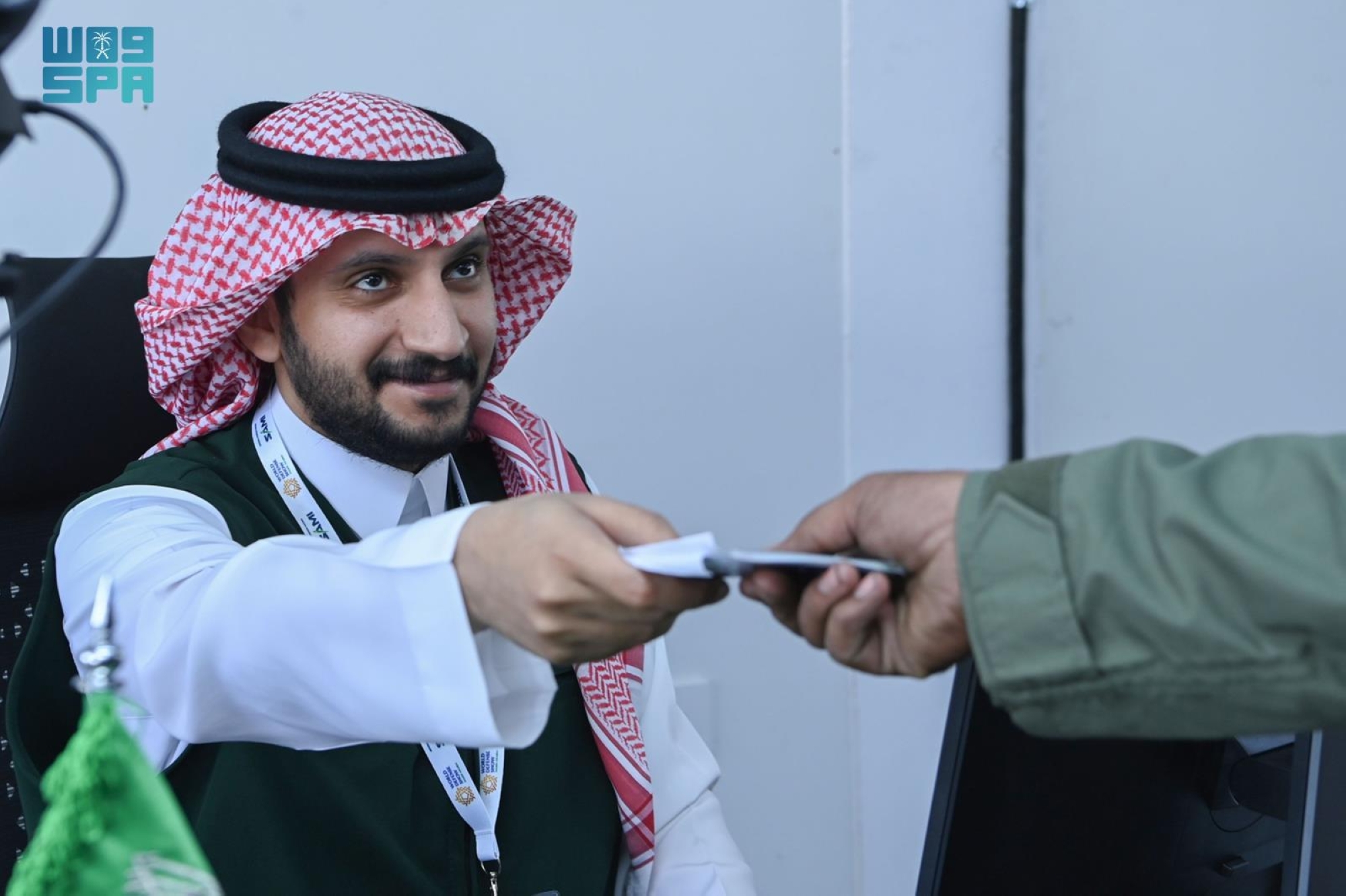 "الجوازات" تنهي إجراءات ضيوف معرض الدفاع العالمي