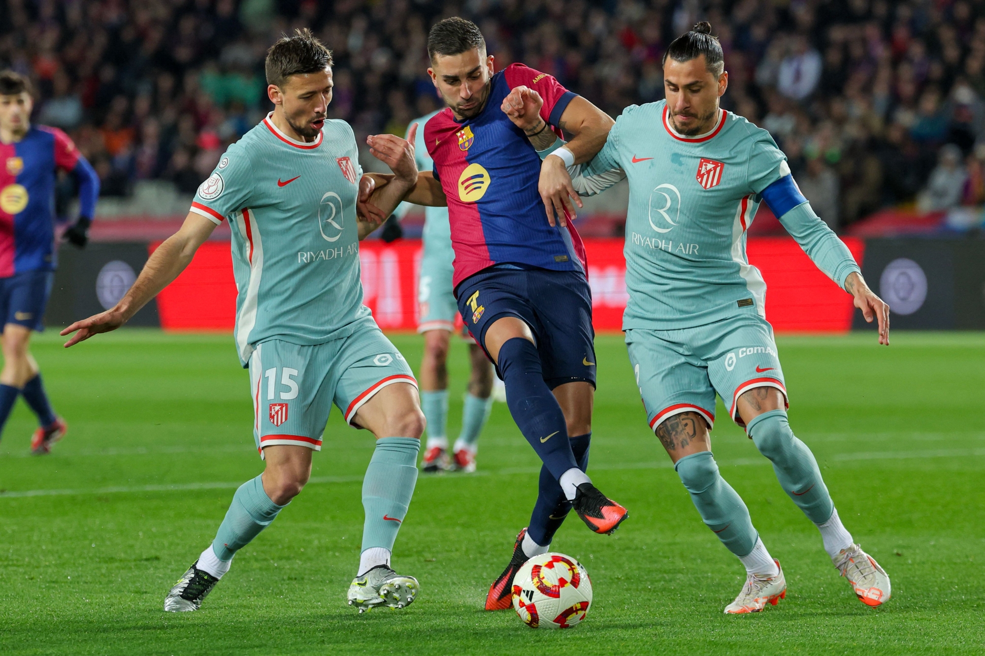 برشلونة يواجه أتلتيكو مدريد في قبل نهائي كأس إسبانيا
