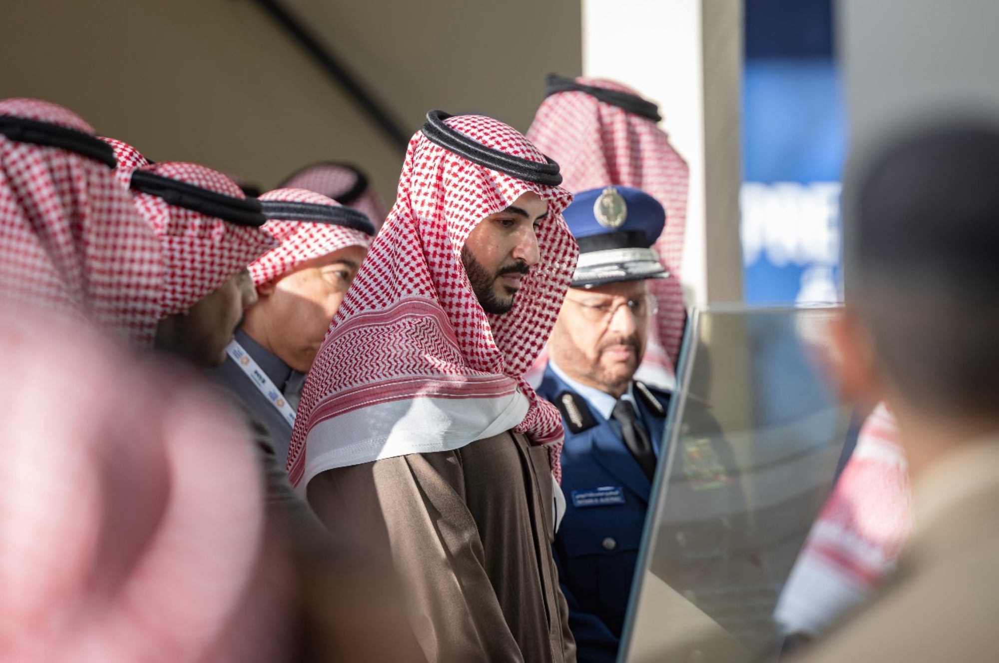 وزير الدفاع يزور جناح الداخلية في معرض الدفاع العالمي