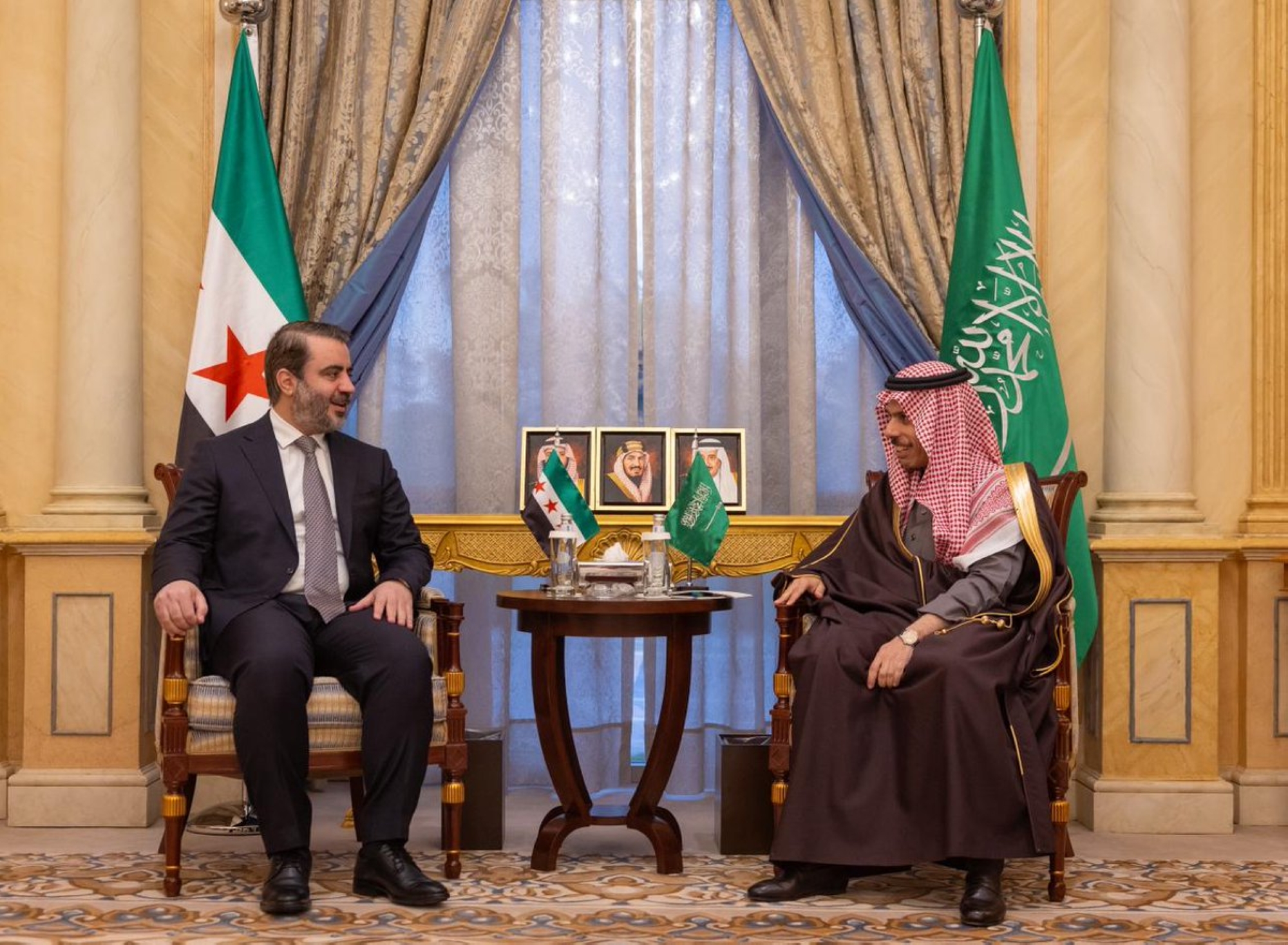 وزير الخارجية يبحث مع نظيره السوري مستجدات الأوضاع