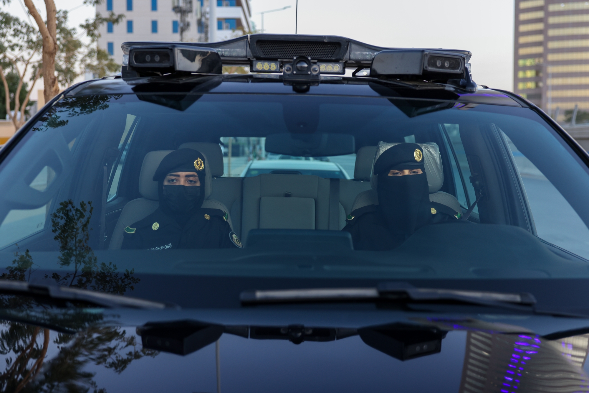 المرأة في "الداخلية".. حضور متنامٍ يعزز الأمن ويصون الأرواح