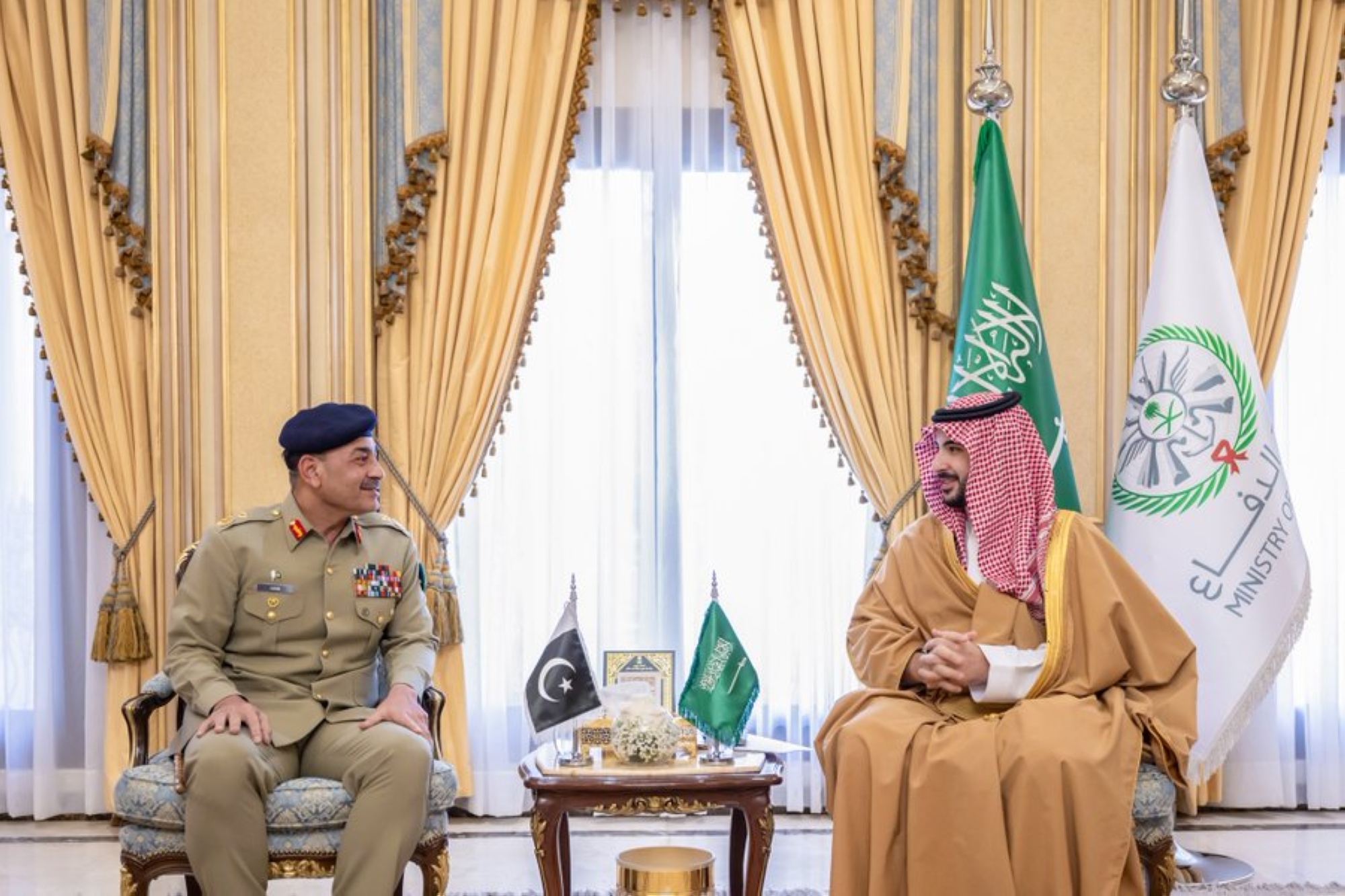وزير الدفاع ونظيره الباكستاني يؤكدان عمق الشراكة الدفاعية بين البلدين
