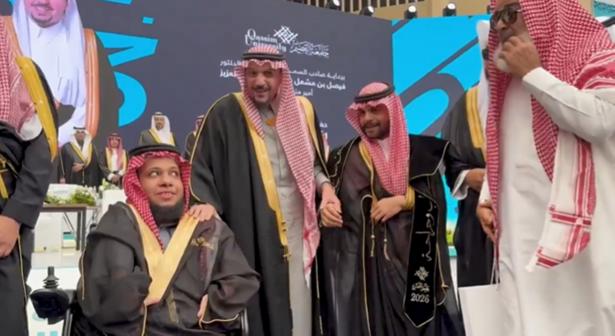 لفتة أبوية من أمير القصيم تجاه خريج من ذوي الإعاقة
