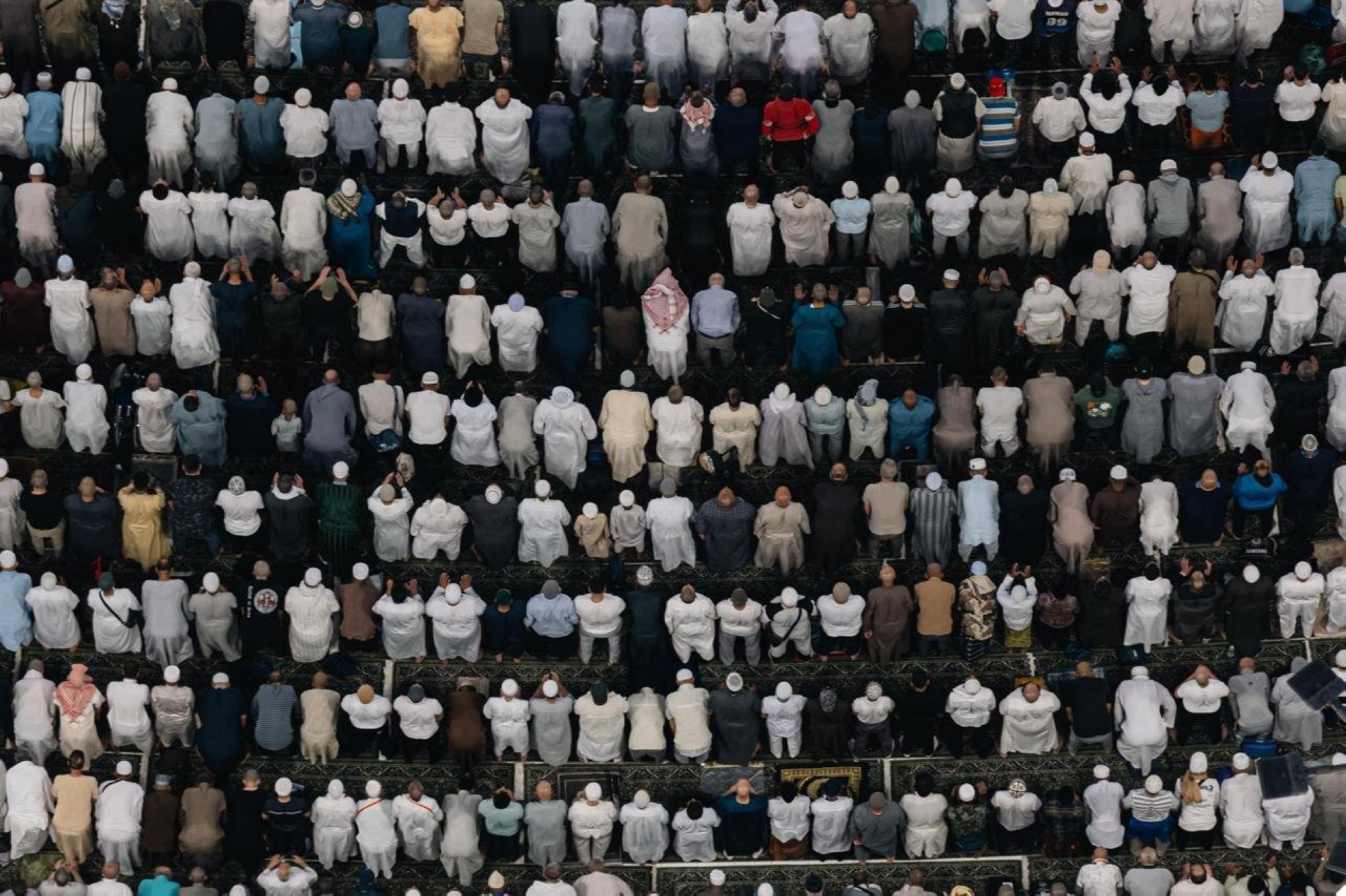 جموع المصلين تملأ جنبات المسجد الحرام بأول أيام رمضان