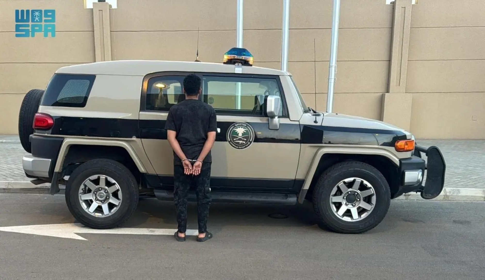 القبض على مقيم نقل 3 مخالفين لأمن الحدود
