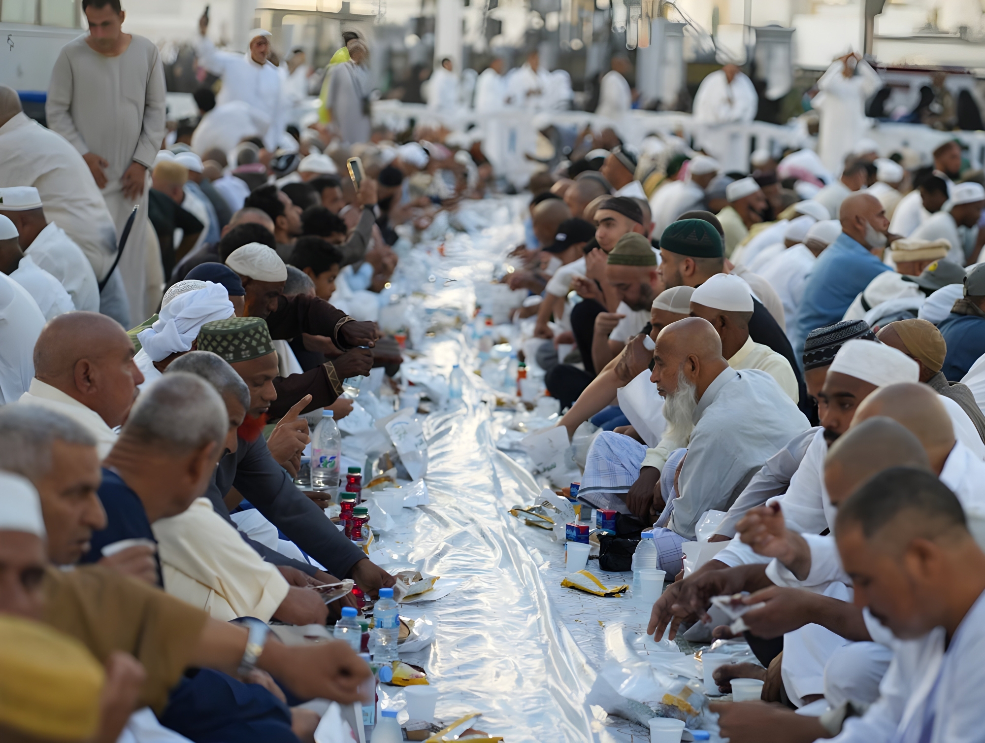إفطار الصائمين في الحرم.. سكينة تملأ القلوب وقدسية تعانق المكان