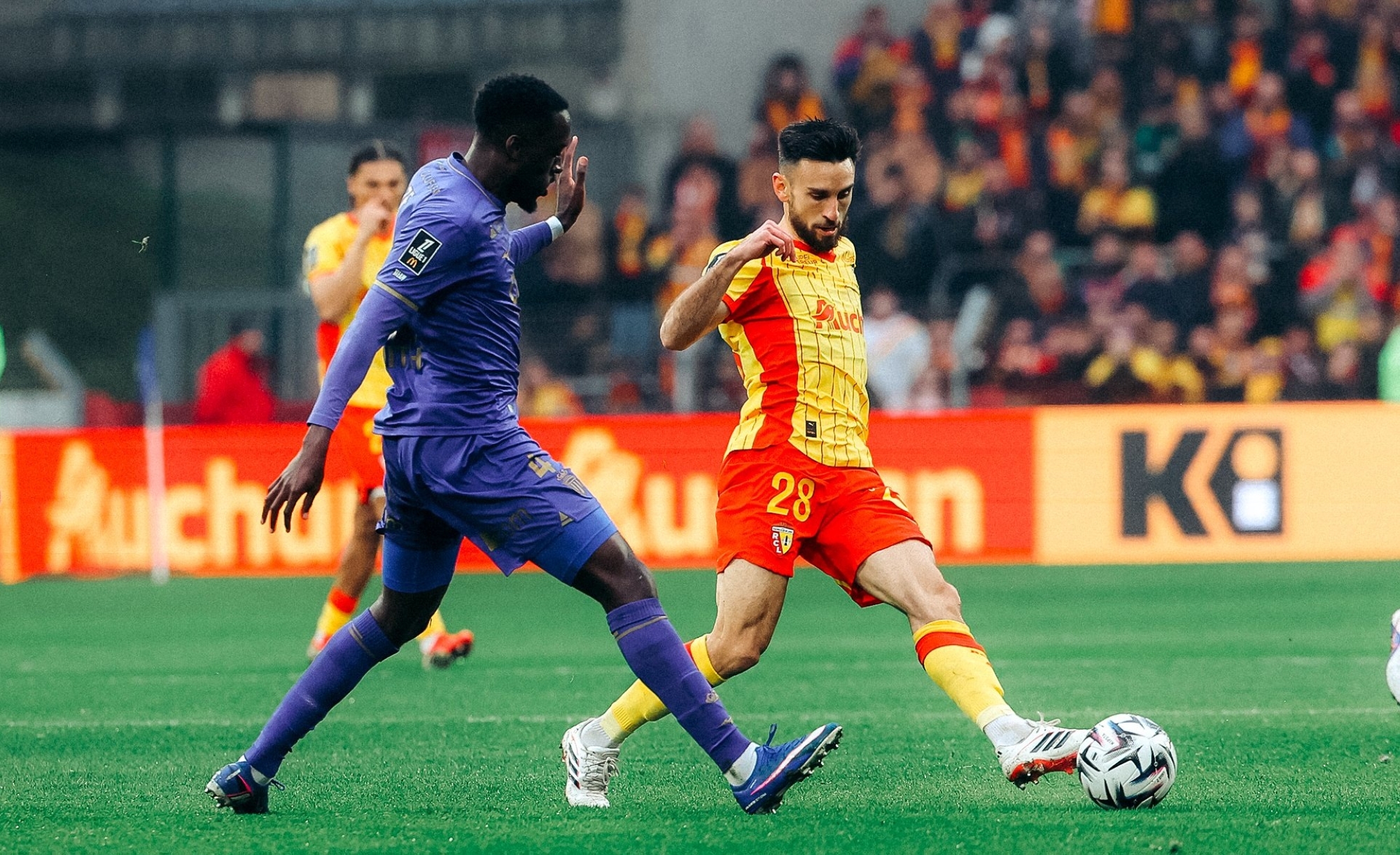 موناكو يُفاجئ لانس الساعي للفوز بلقب الدوري الفرنسي