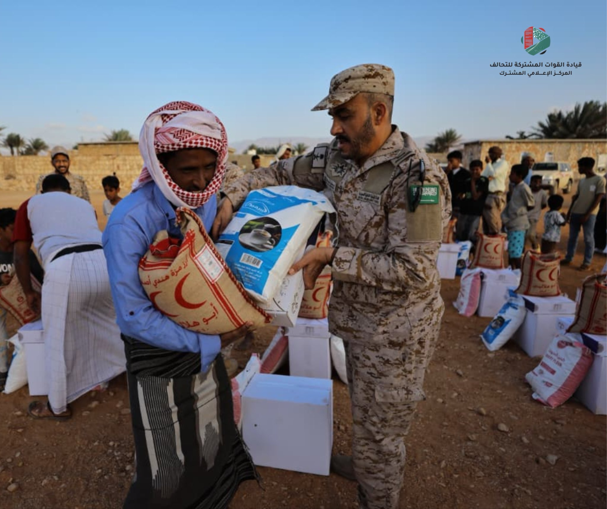 "القوات السعودية" توزع سلالاً غذائية على اليمنيين بسقطرى