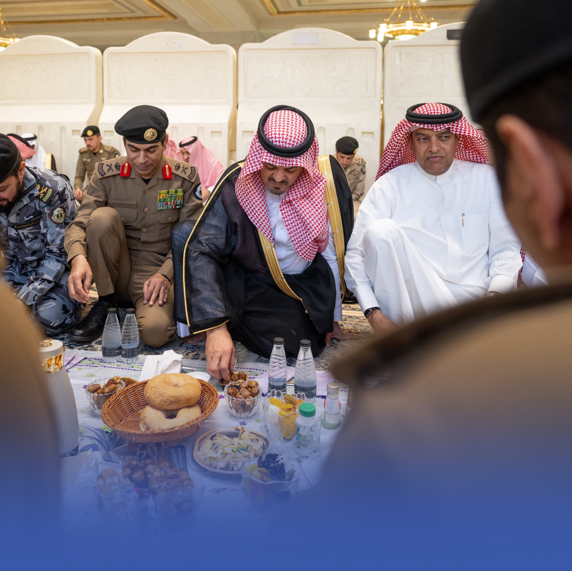 نائب أمير مكة يشارك رجال الأمن إفطارهم بالحرم المكي