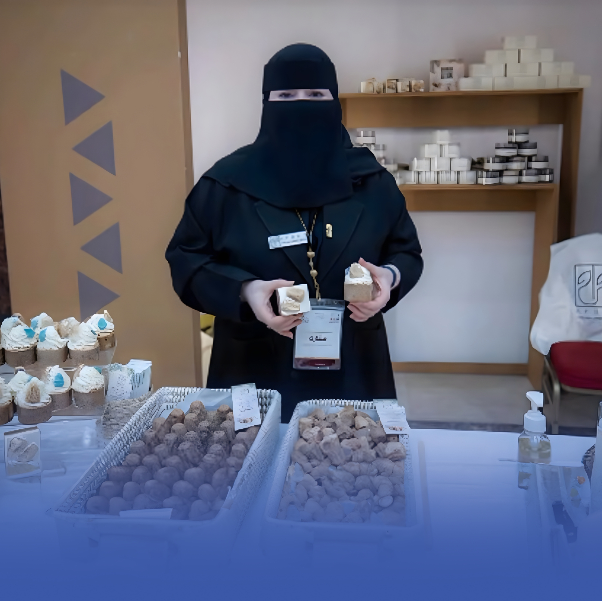 سيدة سعودية تُبدع في تحويل نواة التمر إلى صابون طبيعي