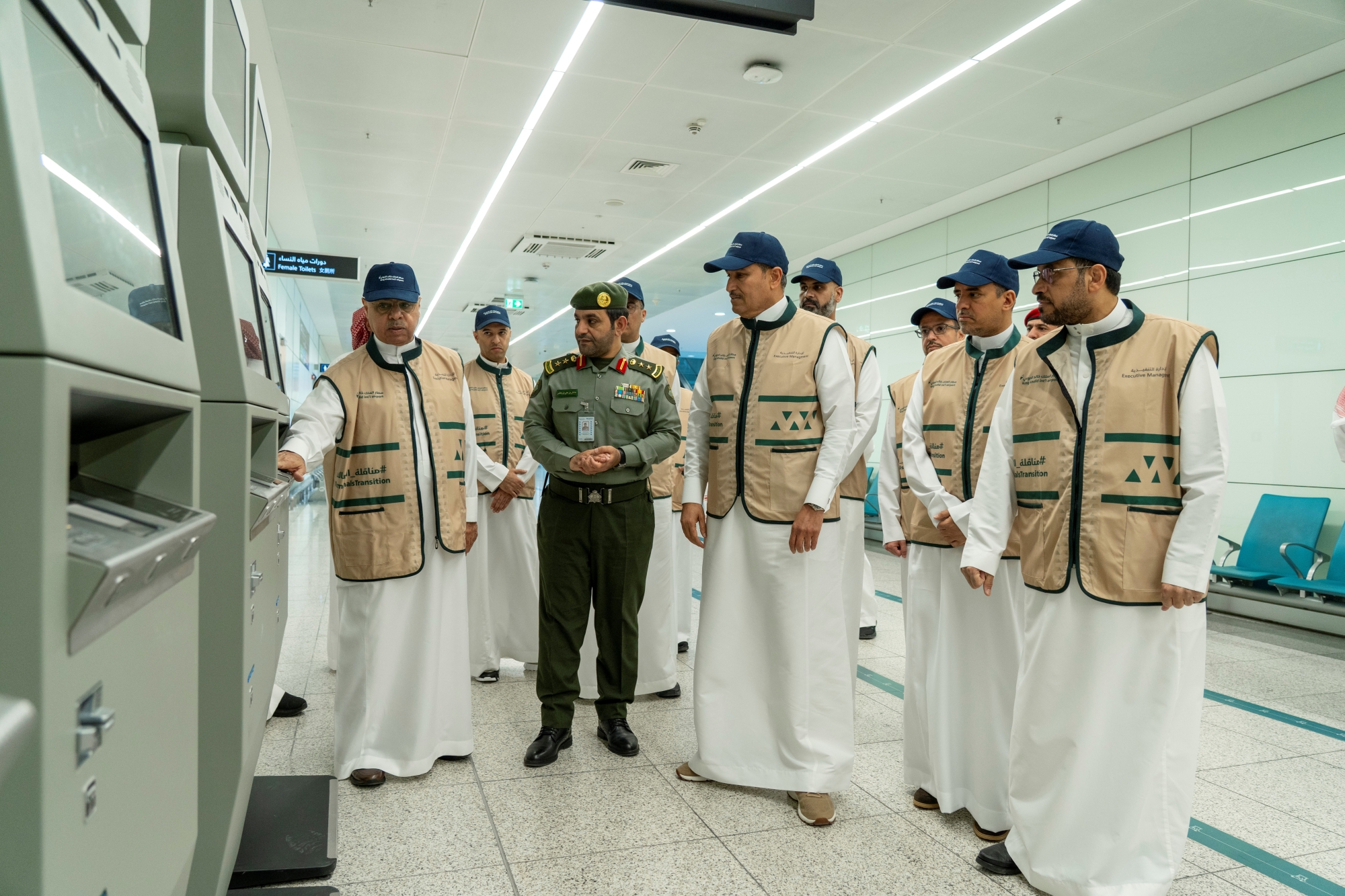 الجاسر يطمئن على رفع الكفاءة بمطار الملك خالد
