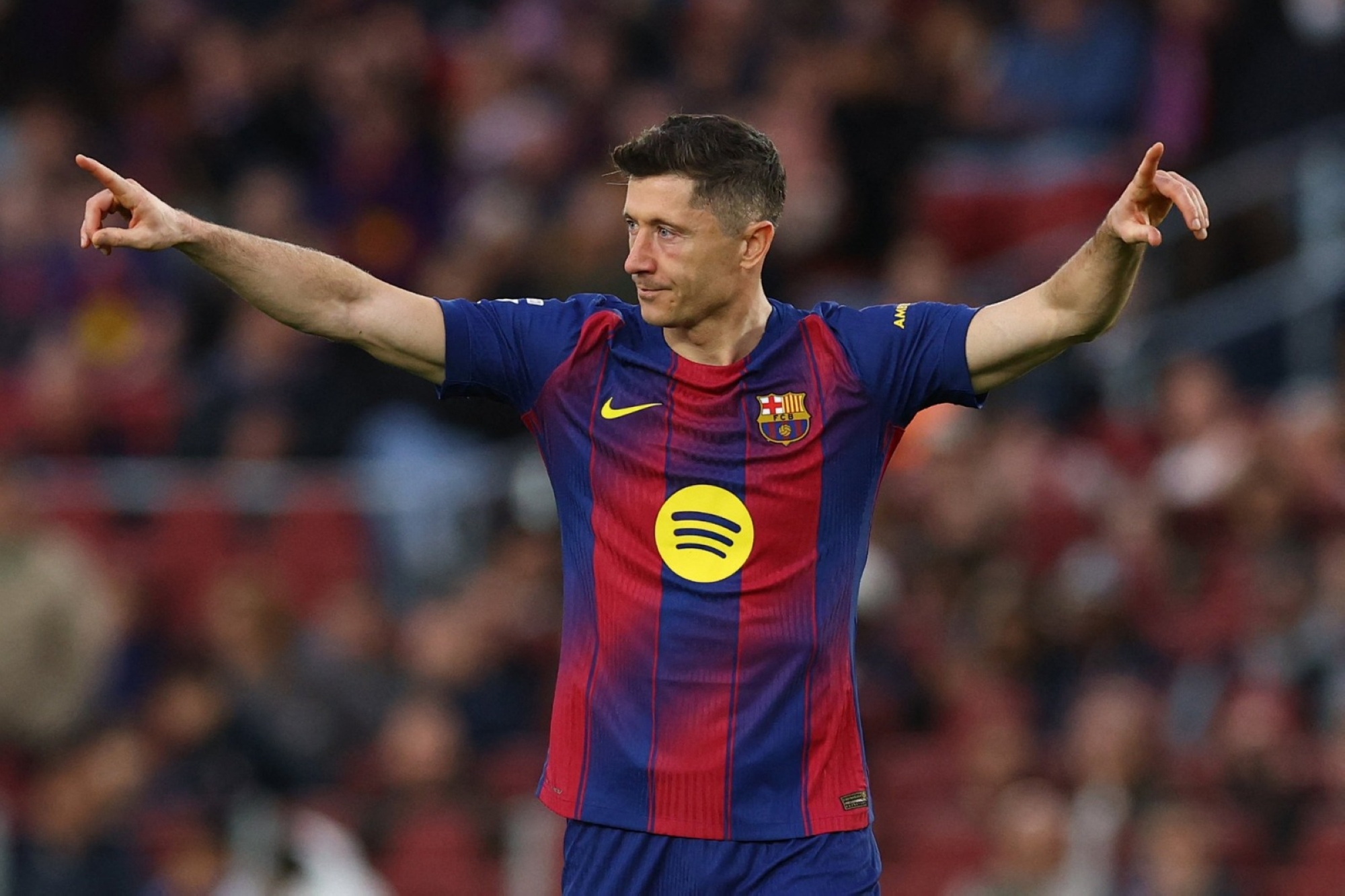 كسر في العين يبعد ليفاندوفسكي عن برشلونة في قمة الكأس