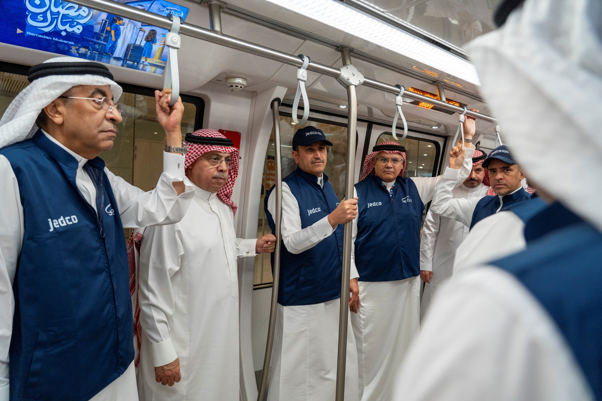 "الجاسر" يتفقد حركة السفر وخطط التشغيل بمطار جدة