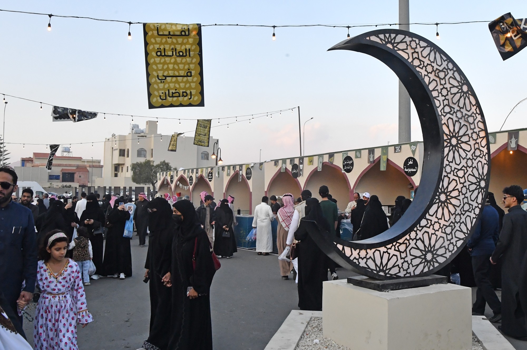 سوق أبها.. محطة رمضانية لعشّاق الشعبي