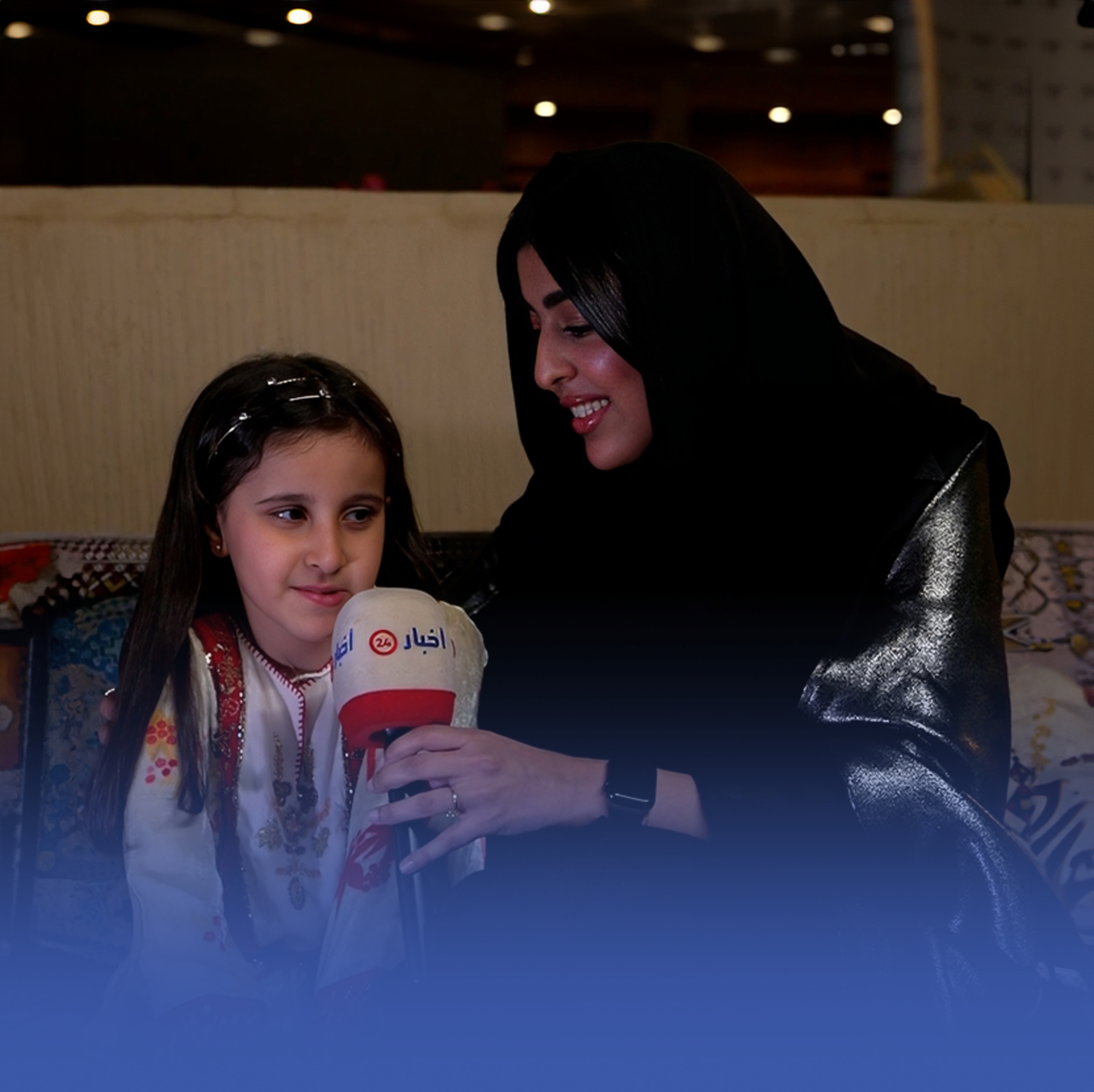 سارة.. أصغر متطوعة تنثر الفرح في قلوب الصغار