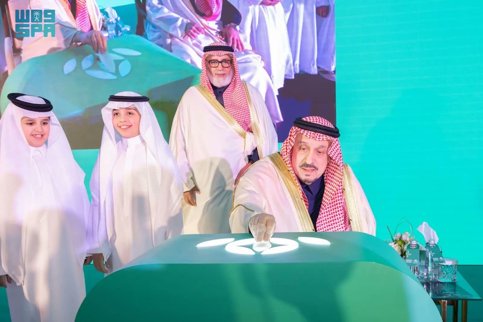 أمير الرياض يُكرم المُحسنين عبر "إحسان"