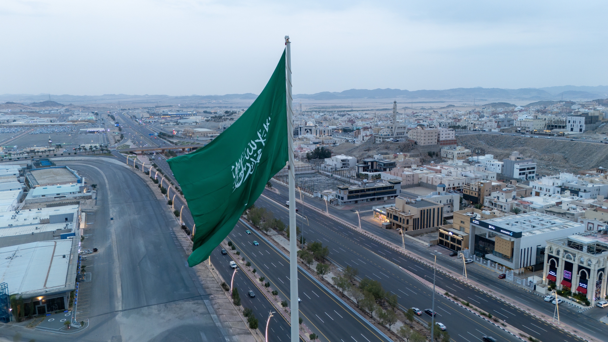 مكة تعانق السماء بأعلى سارية للعلم السعودي