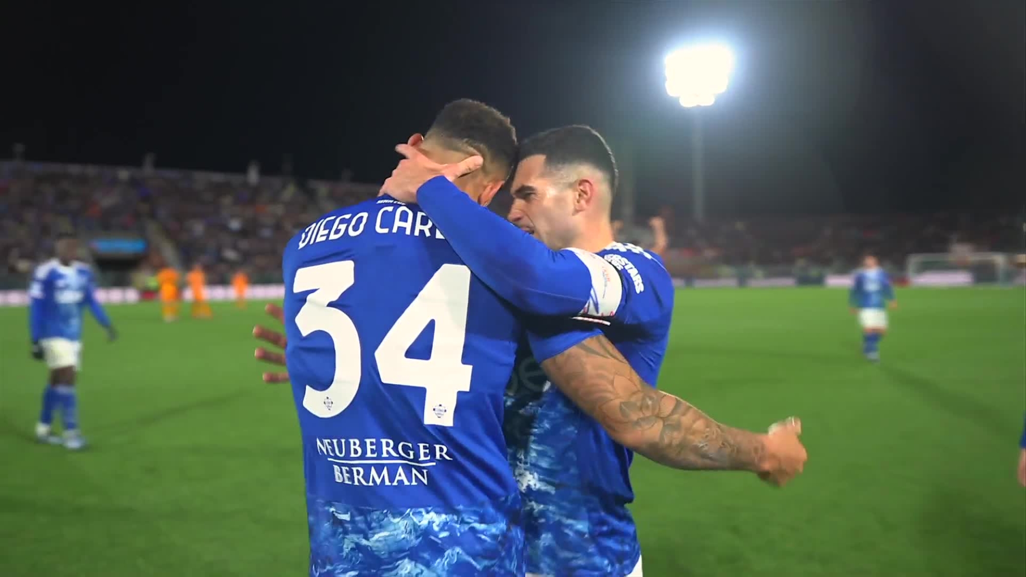 كومو يقلب تأخره لفوز على روما ويعزز آماله في بلوغ دوري الأبطال