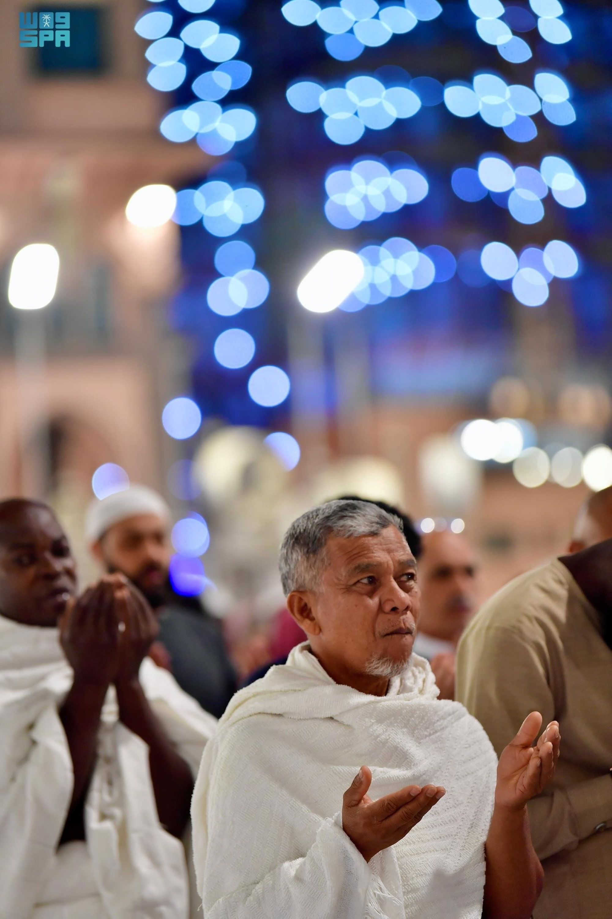أجواء روحانية تملأ جنبات الحرم المكي في ليلة 27 رمضان