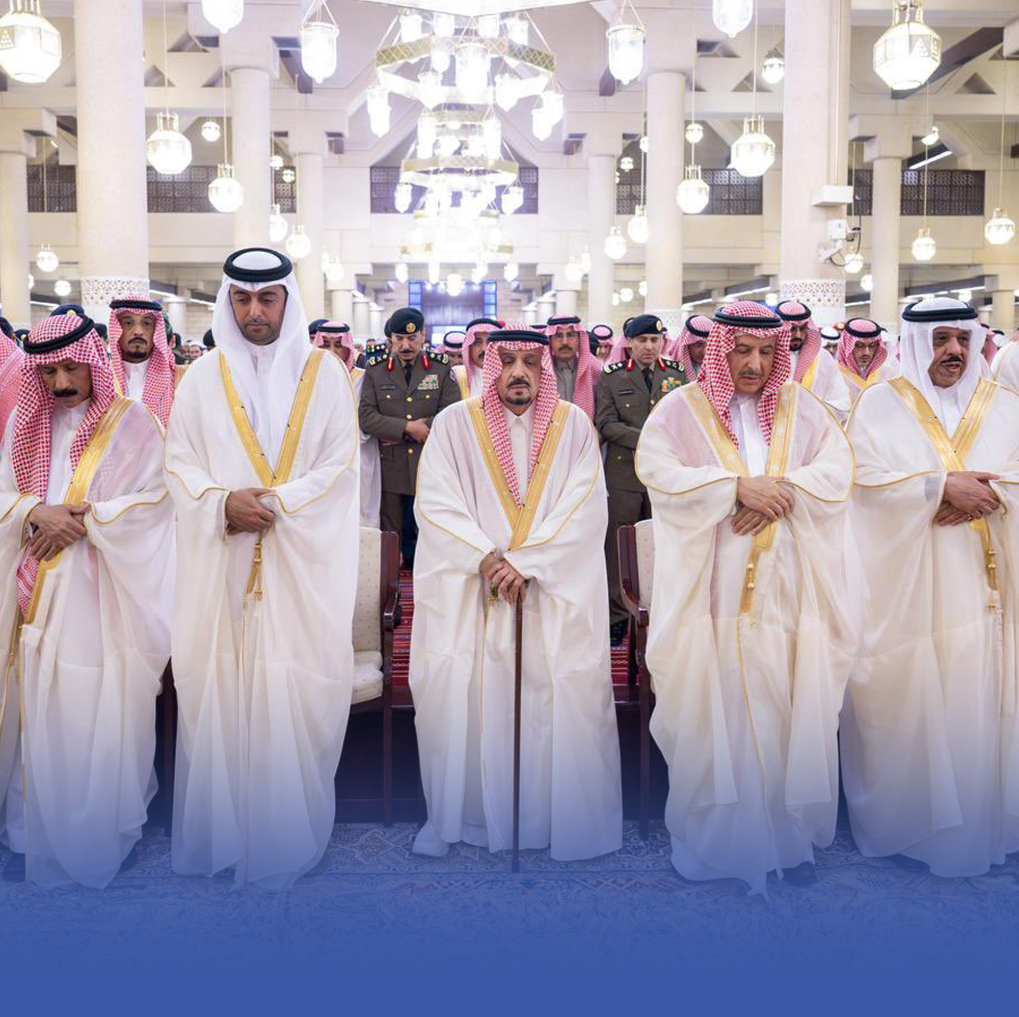 أمراء المناطق يتقدمون المصلين في صلاة العيد