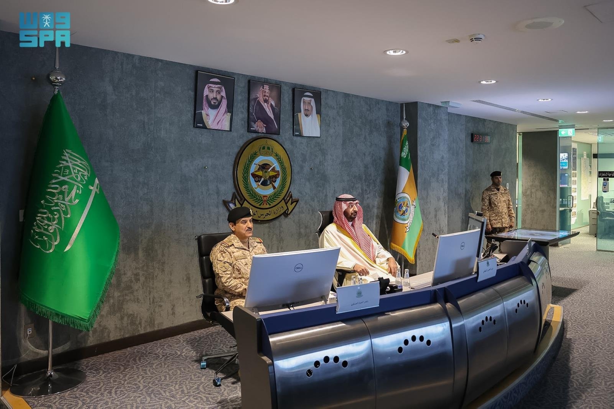 وزير الحرس الوطني ينقل تهاني القيادة للقوات في الميدان