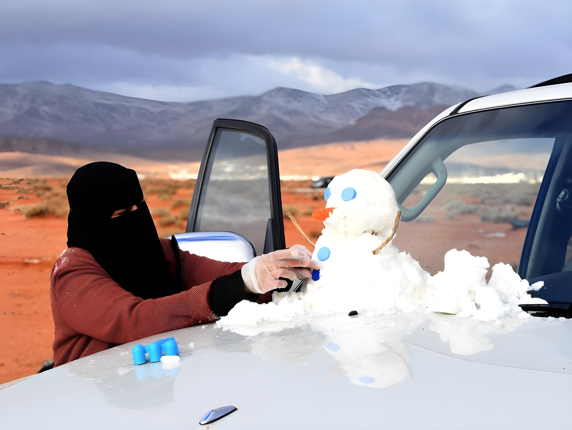 البَرَد يكسو مرتفعات وشوارع الباحة ويستقطب الزوار
