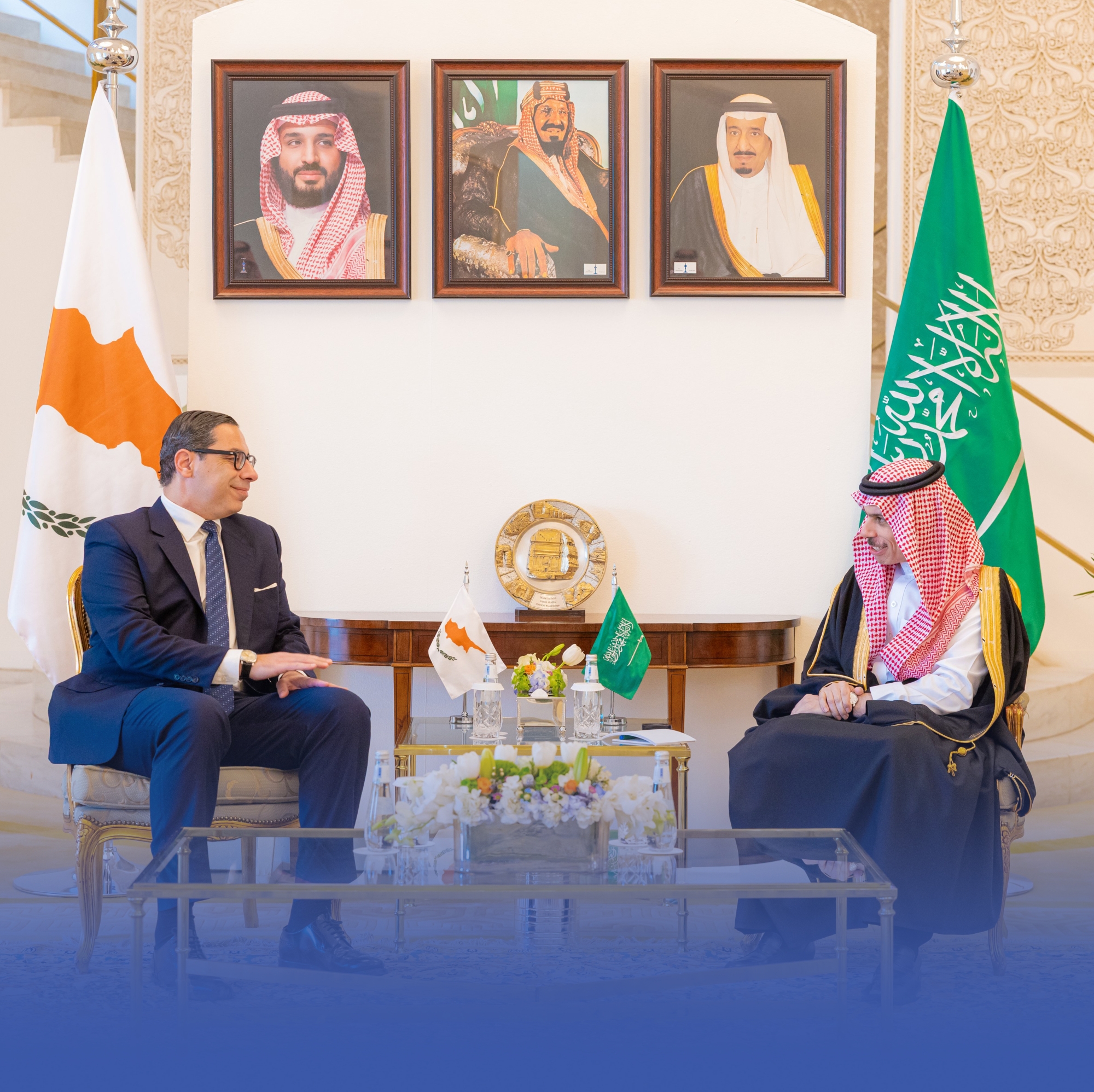 وزير الخارجية يبحث التطورات الإقليمية مع نظيره القبرصي