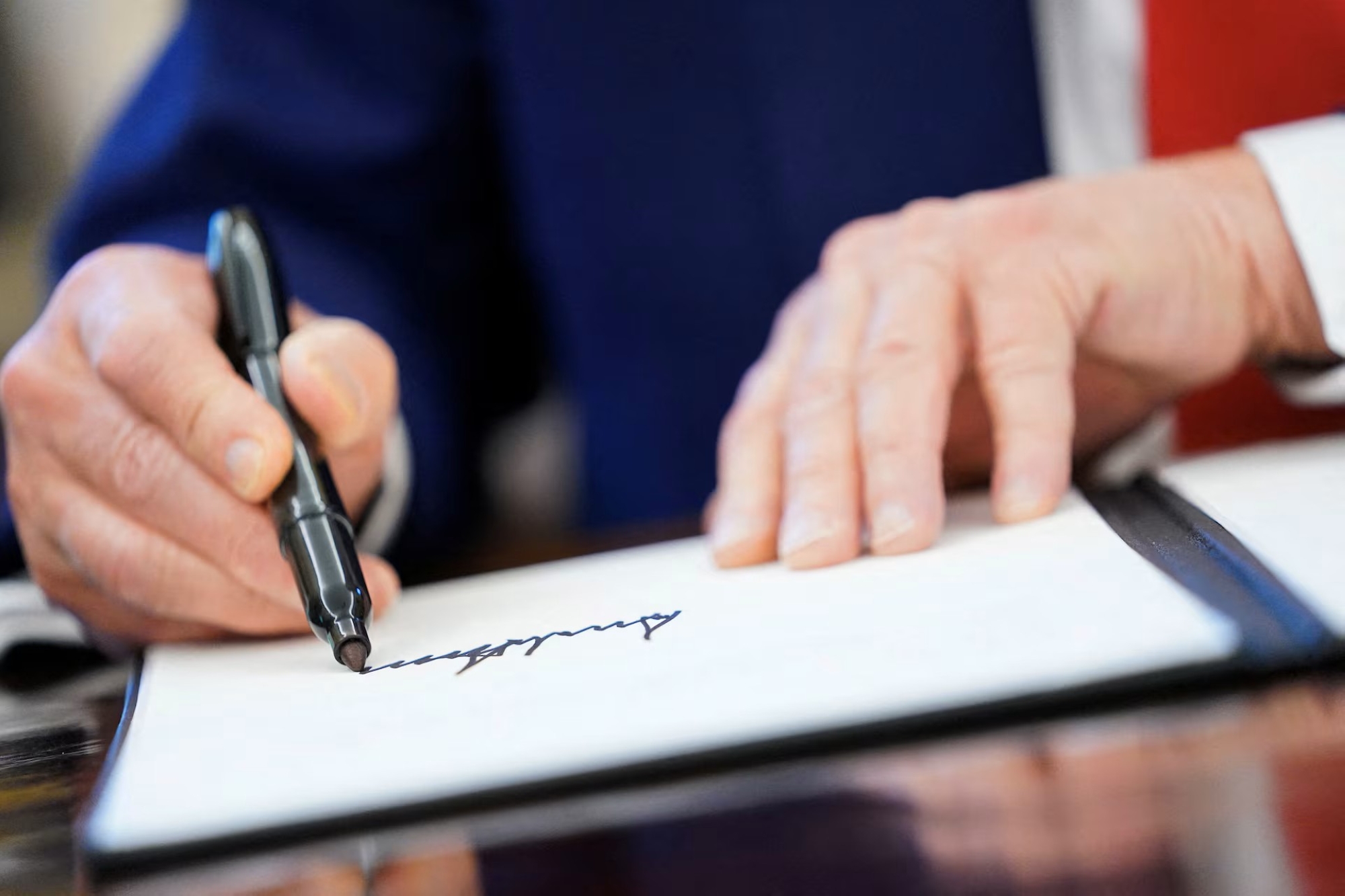 لأول مرة.. توقيع ترامب على العملة الأمريكية