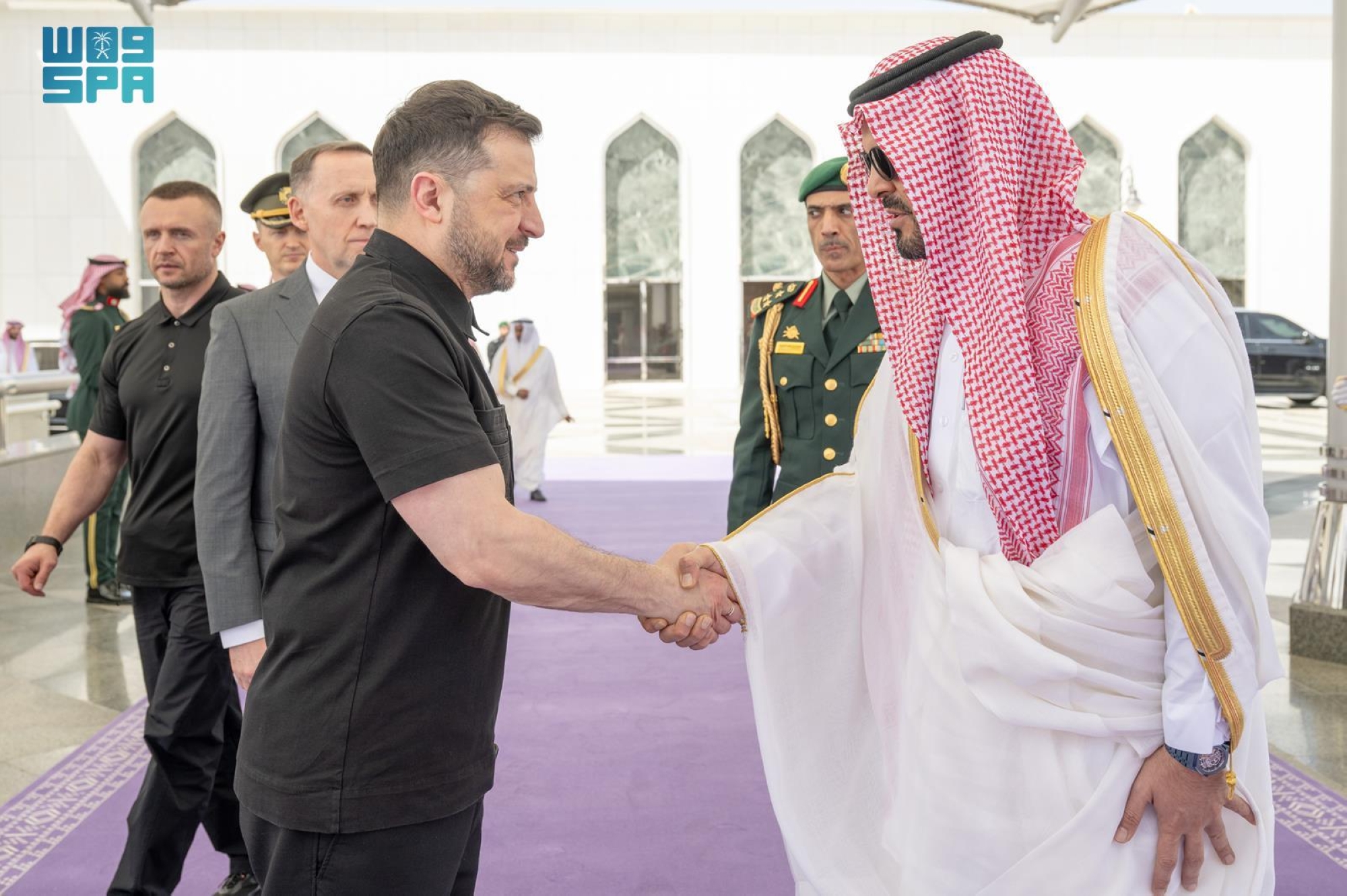 رئيس أوكرانيا يغادر جدة ونائب أمير مكة في مقدمة مودعيه