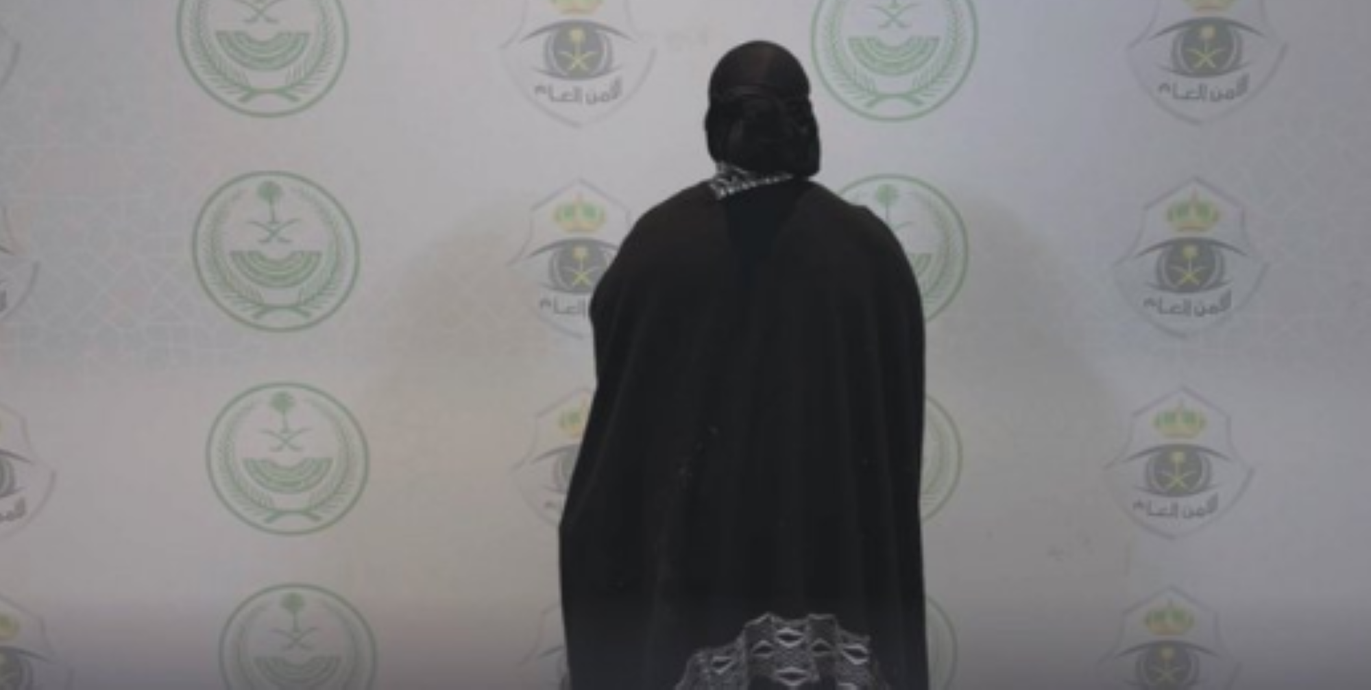 ضبط وافدة استغلت طفلين في التسول بميادين تبوك