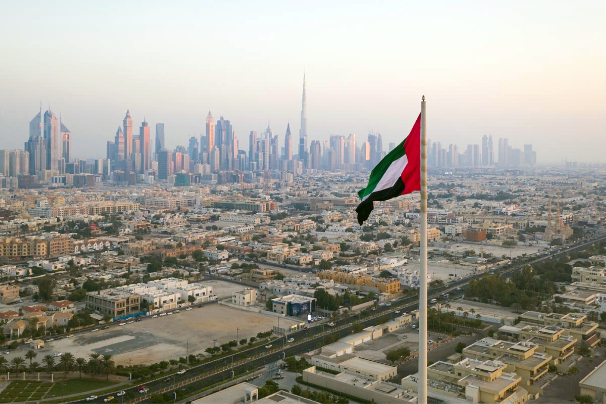 8 إصابات نتيجة سقوط شظايا على منازل في دبي