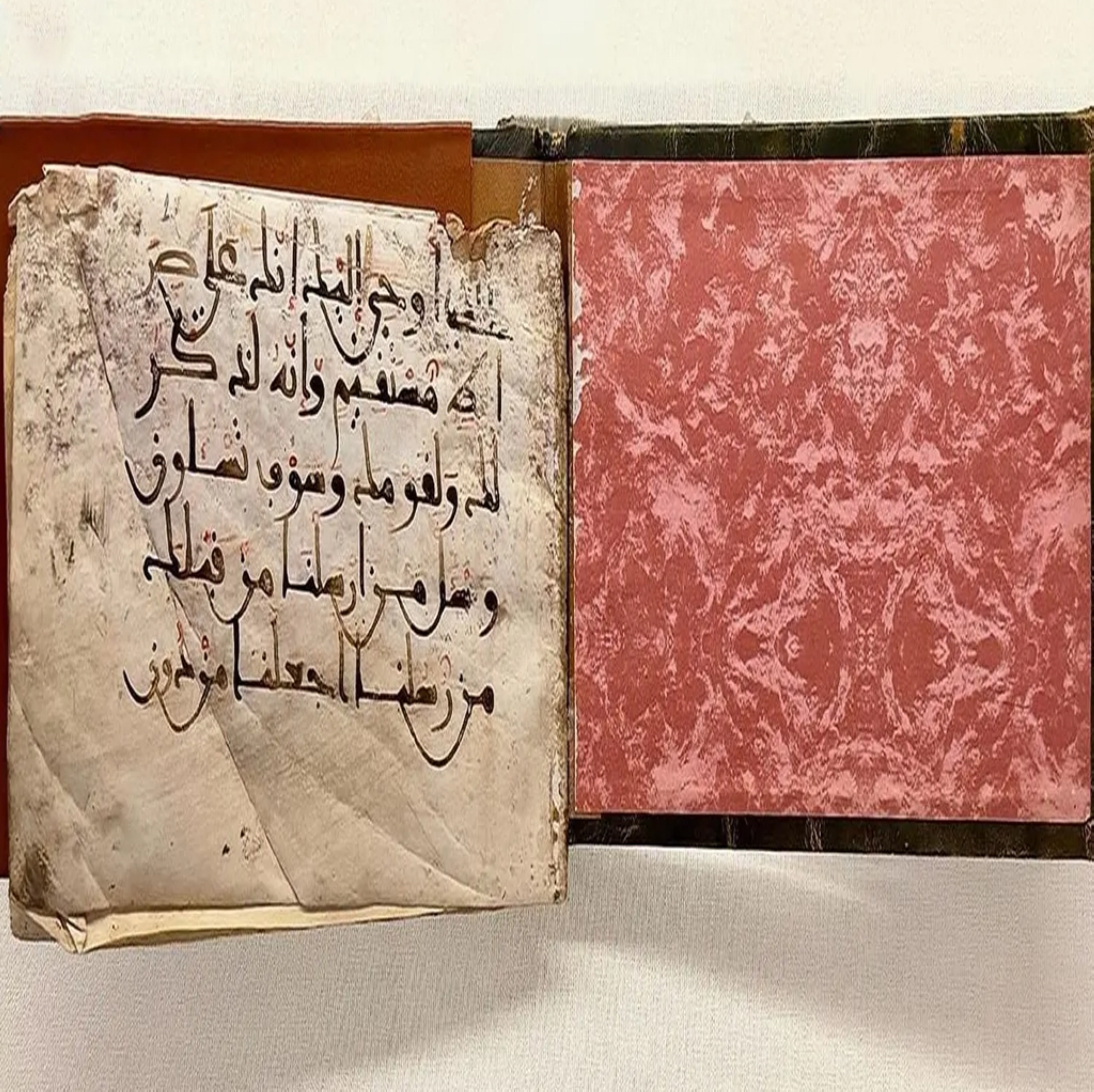 مصحف نادر على هيئة سفينة يبرز إبداع الخط الإسلامي
