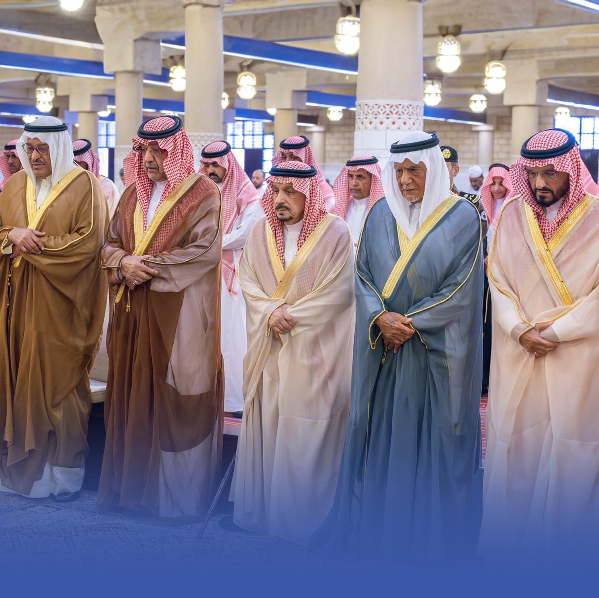 أمير الرياض يؤدي صلاة الميت على الأميرة الجوهرة بنت فيصل