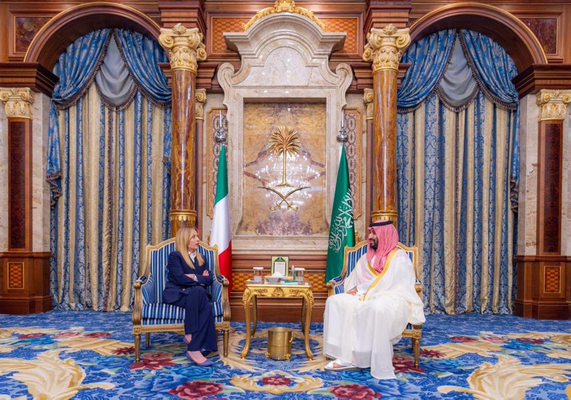 ولي العهد وميلوني يبحثان تداعيات التصعيد العسكري بالمنطقة