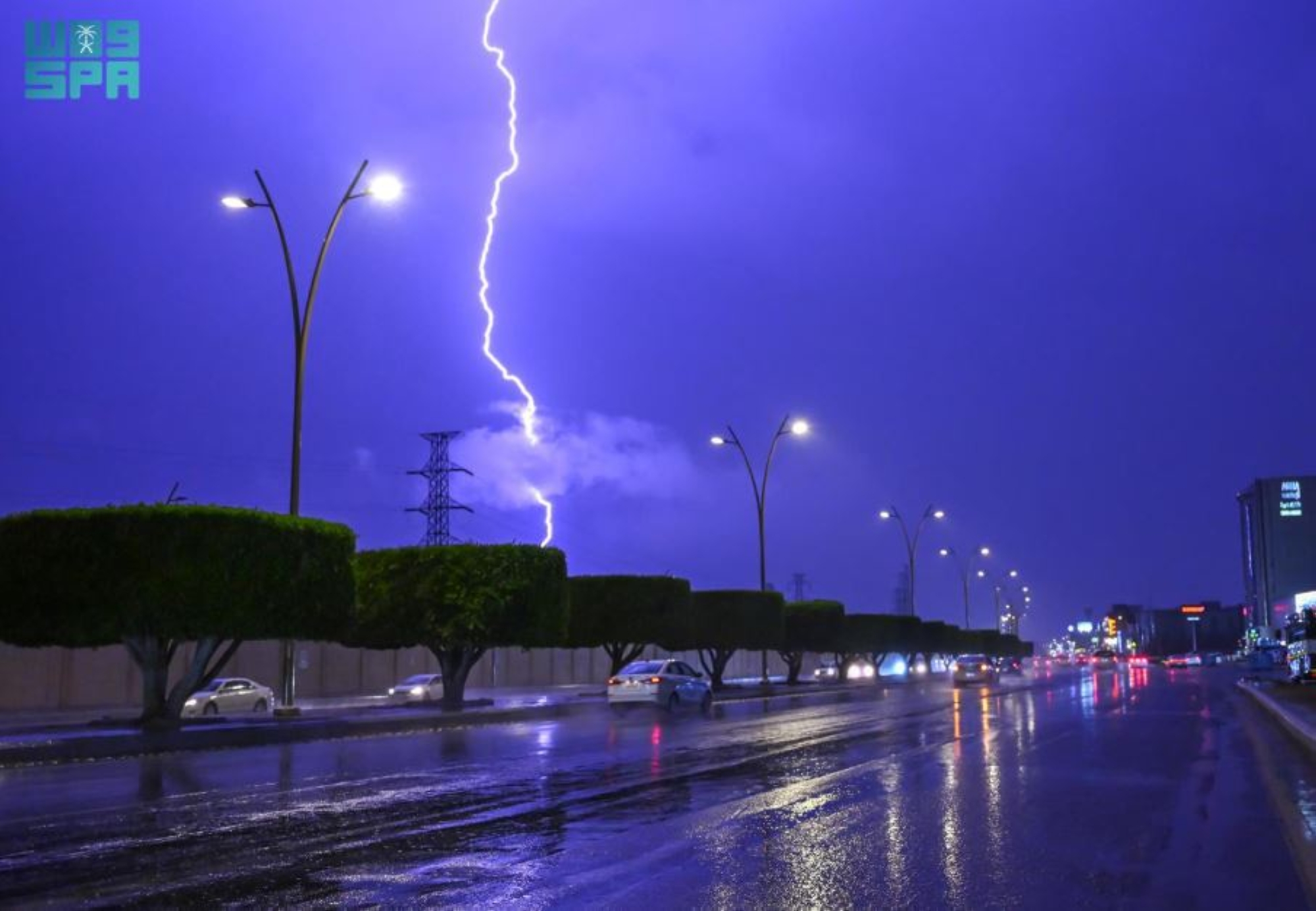 البرق يُزين سماء عسير في ليلة ماطرة